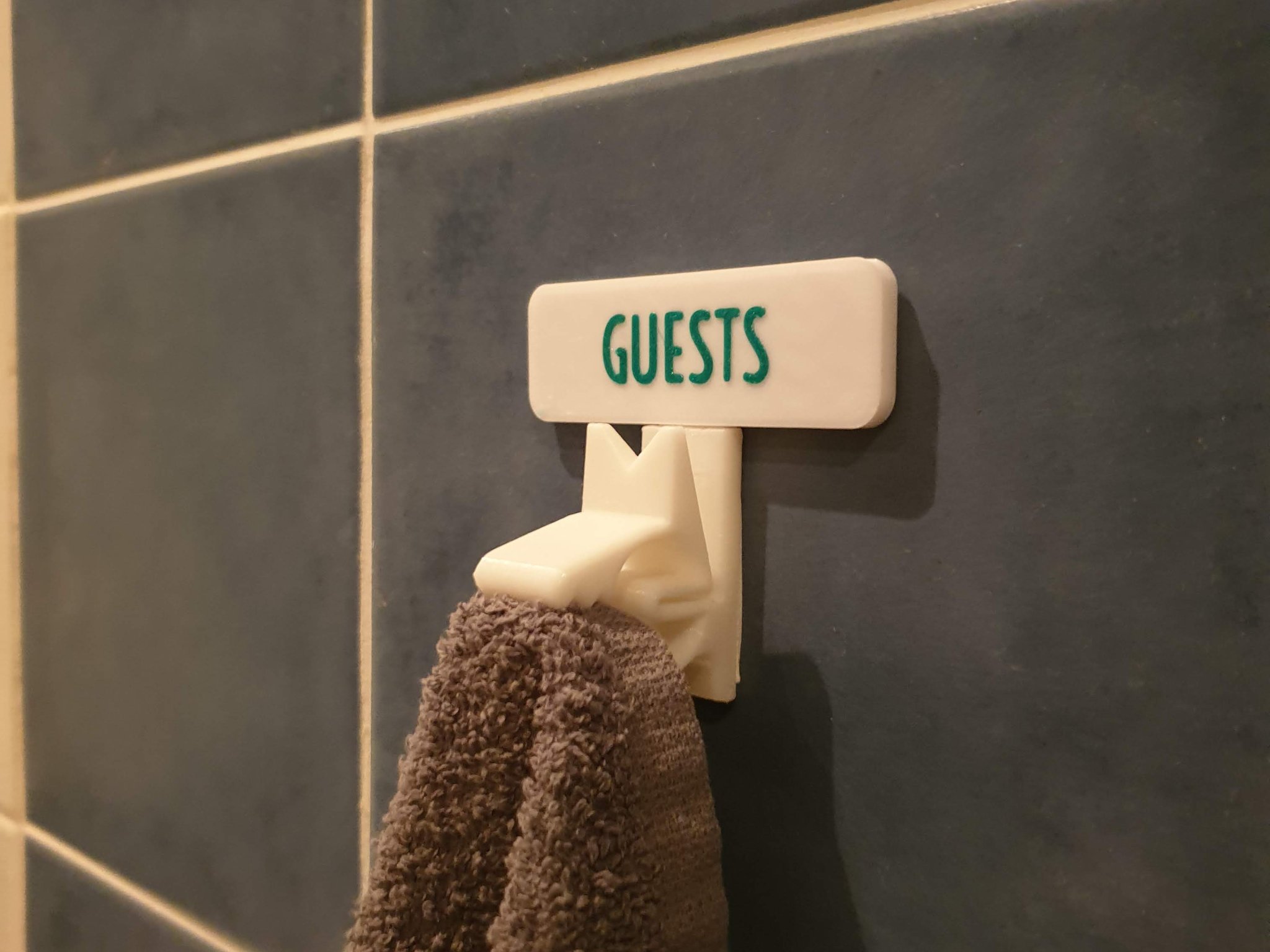 Giá treo khăn tay Chomper độc đáo và tiện lợi