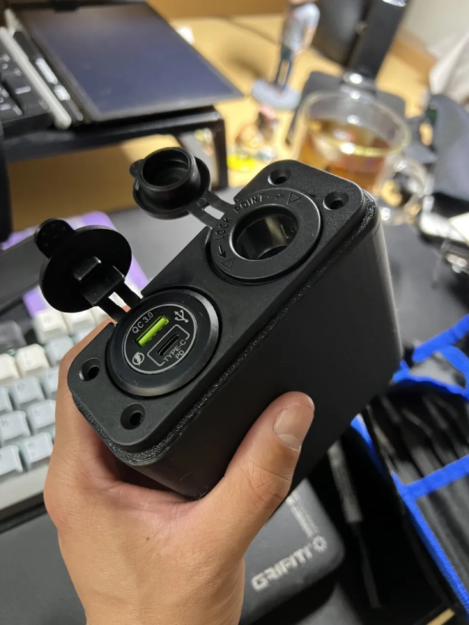 Hộp đựng 2 ổ cắm điện xe hơi cho Ford Maverick