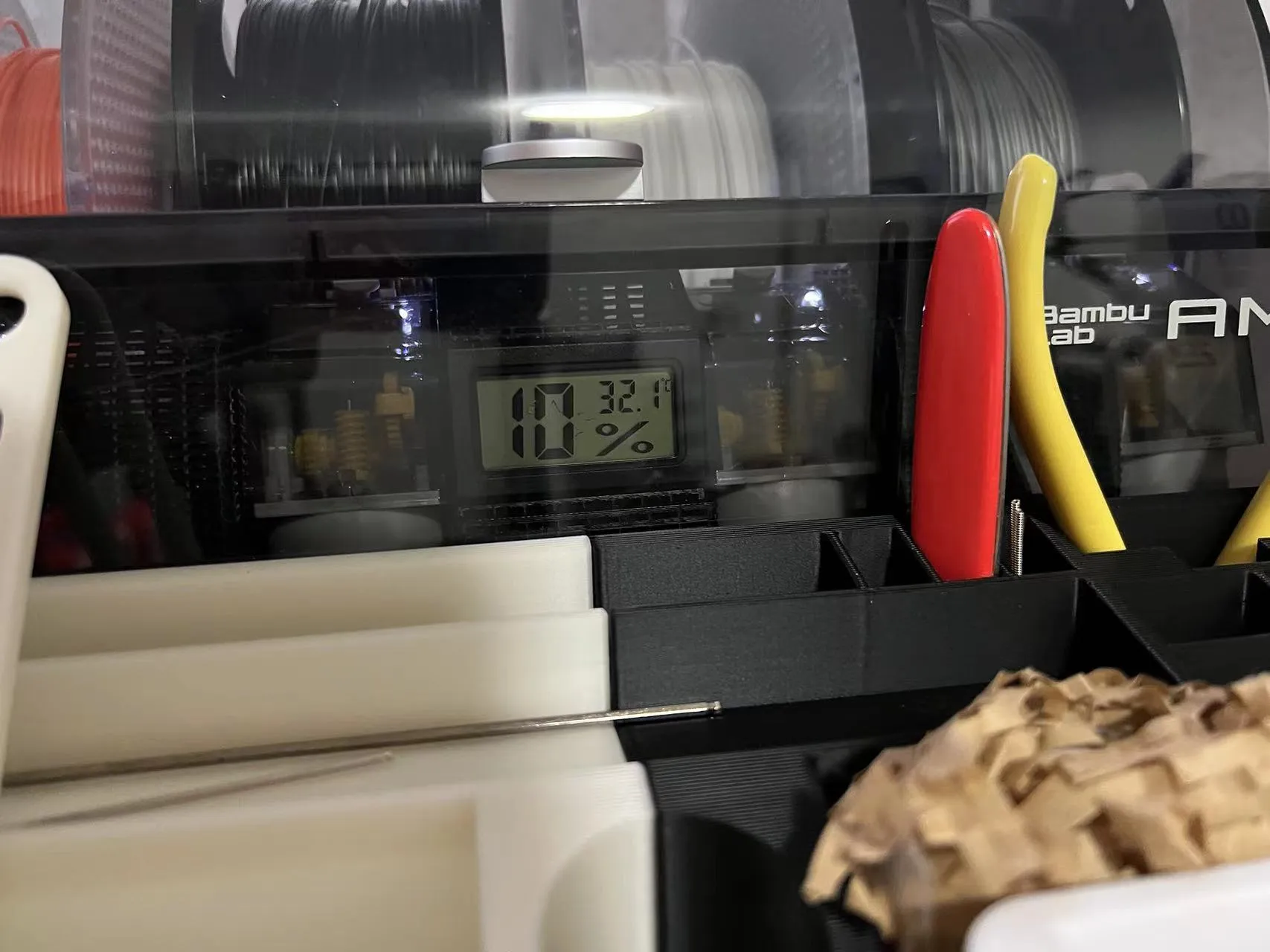 Hộp khô AMS cho máy in 3D Bambu với đồng hồ đo độ ẩm