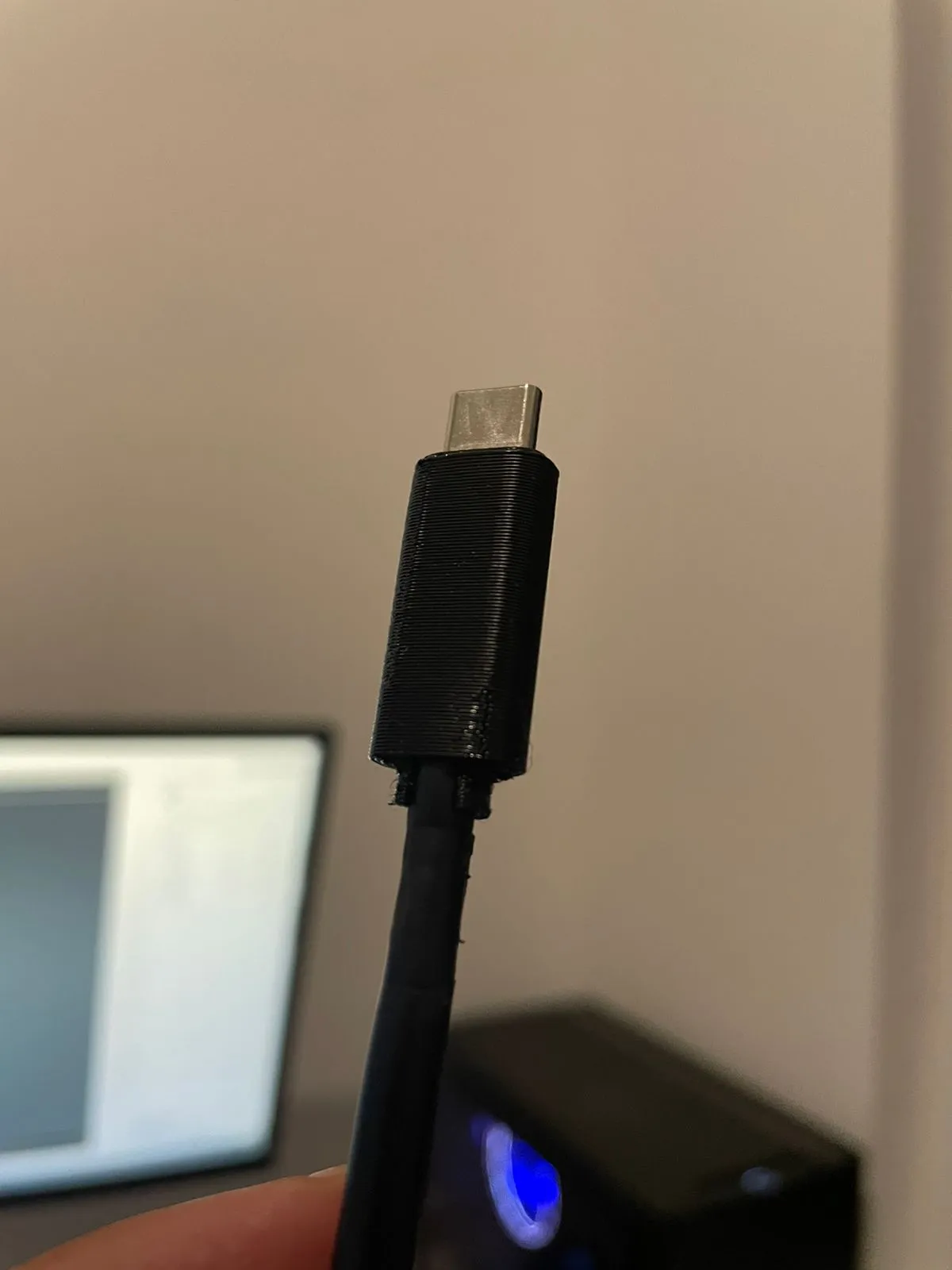 Thay thế vỏ kết nối cáp Thunderbolt 3