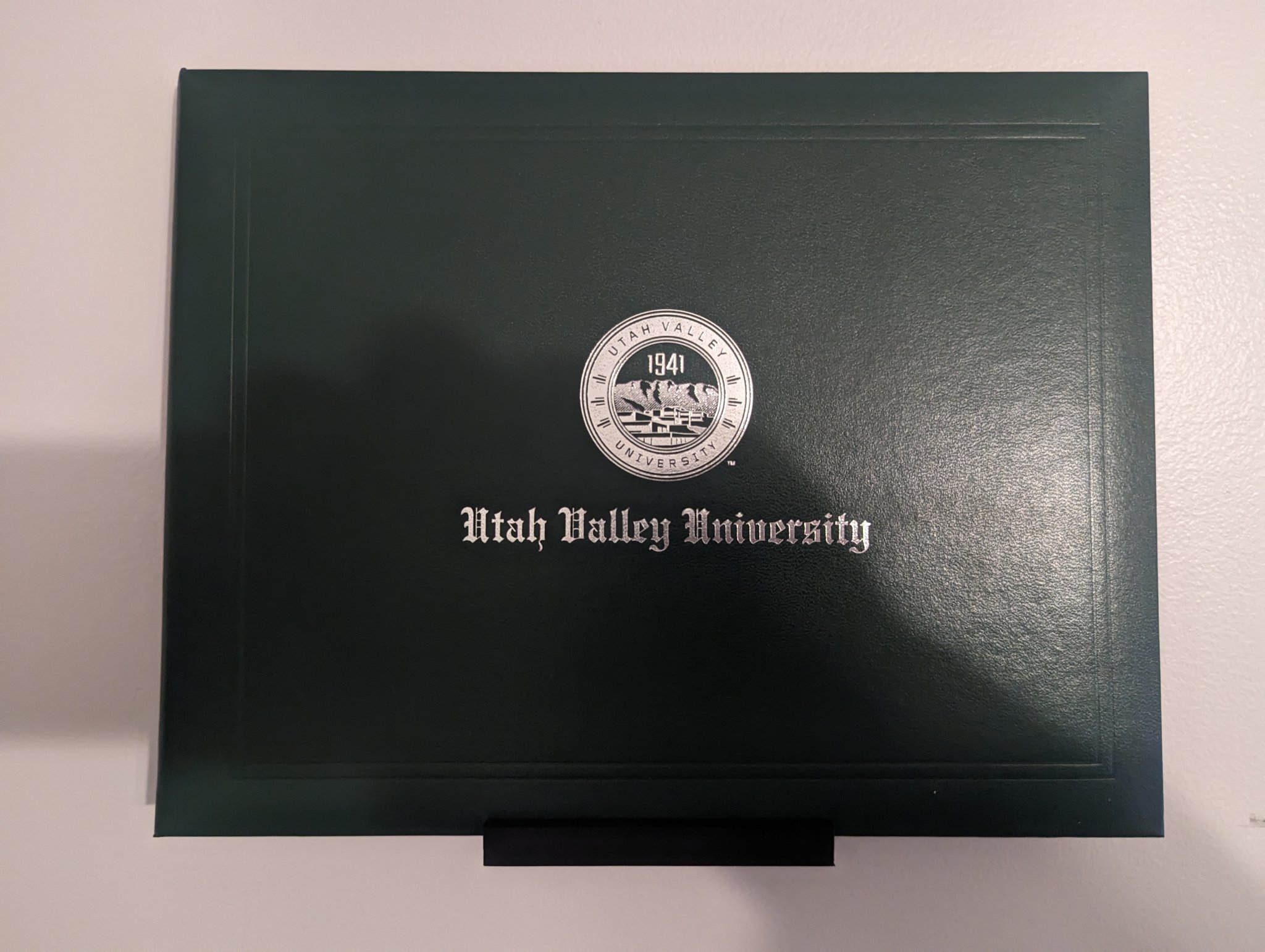 Giá treo bằng tốt nghiệp trên tường