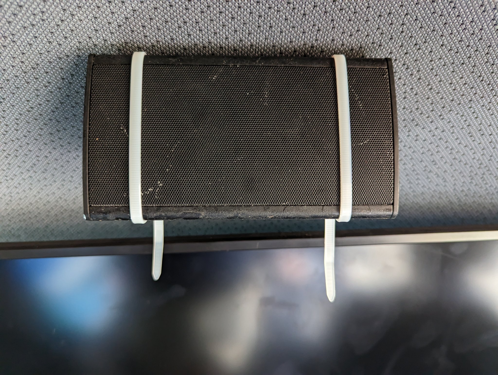 Giá đỡ loa Oontz gắn trần bằng dây buộc zip