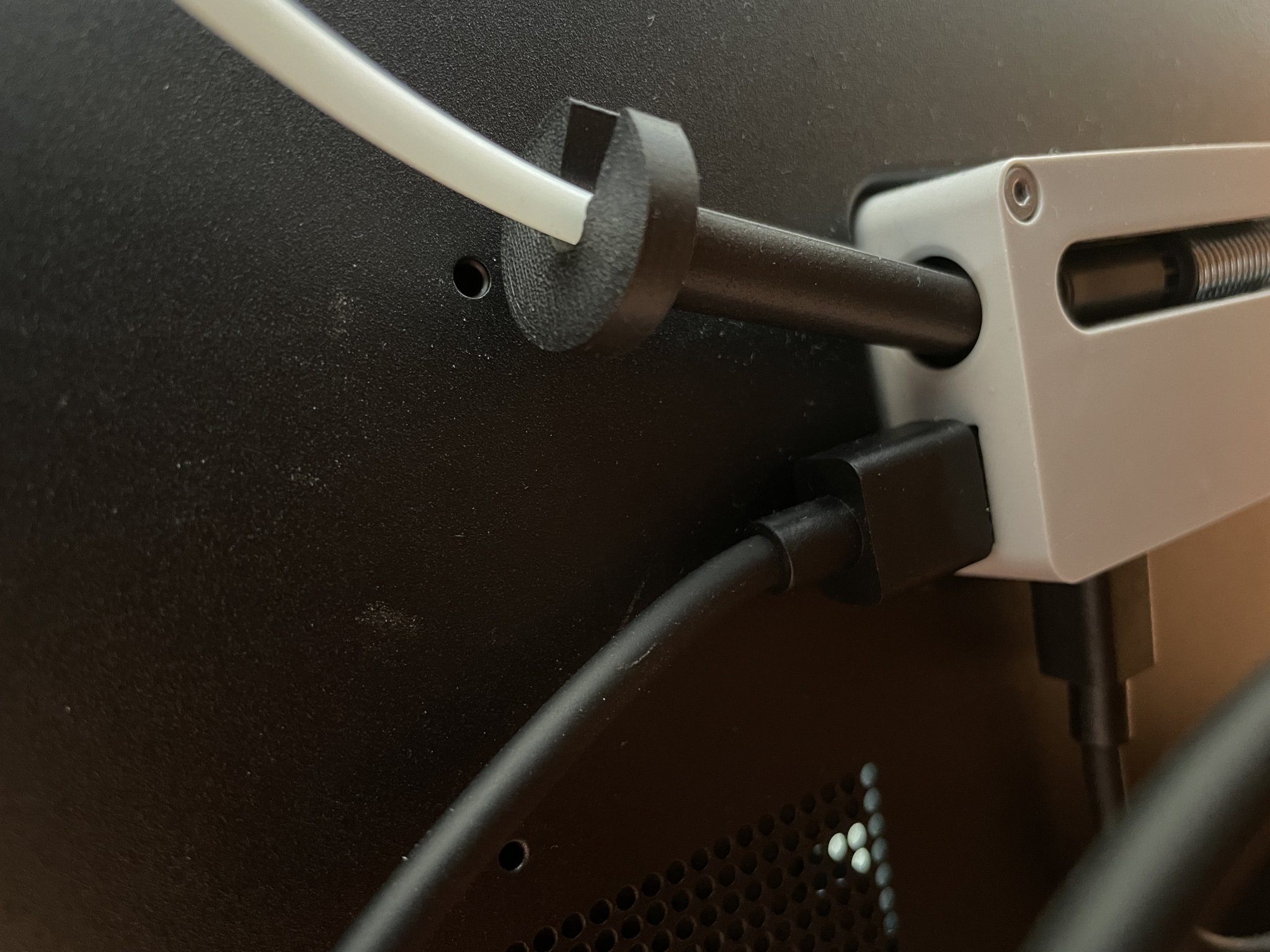 Trợ thủ nhỏ để tháo ống PTFE từ bộ đệm filament AMS