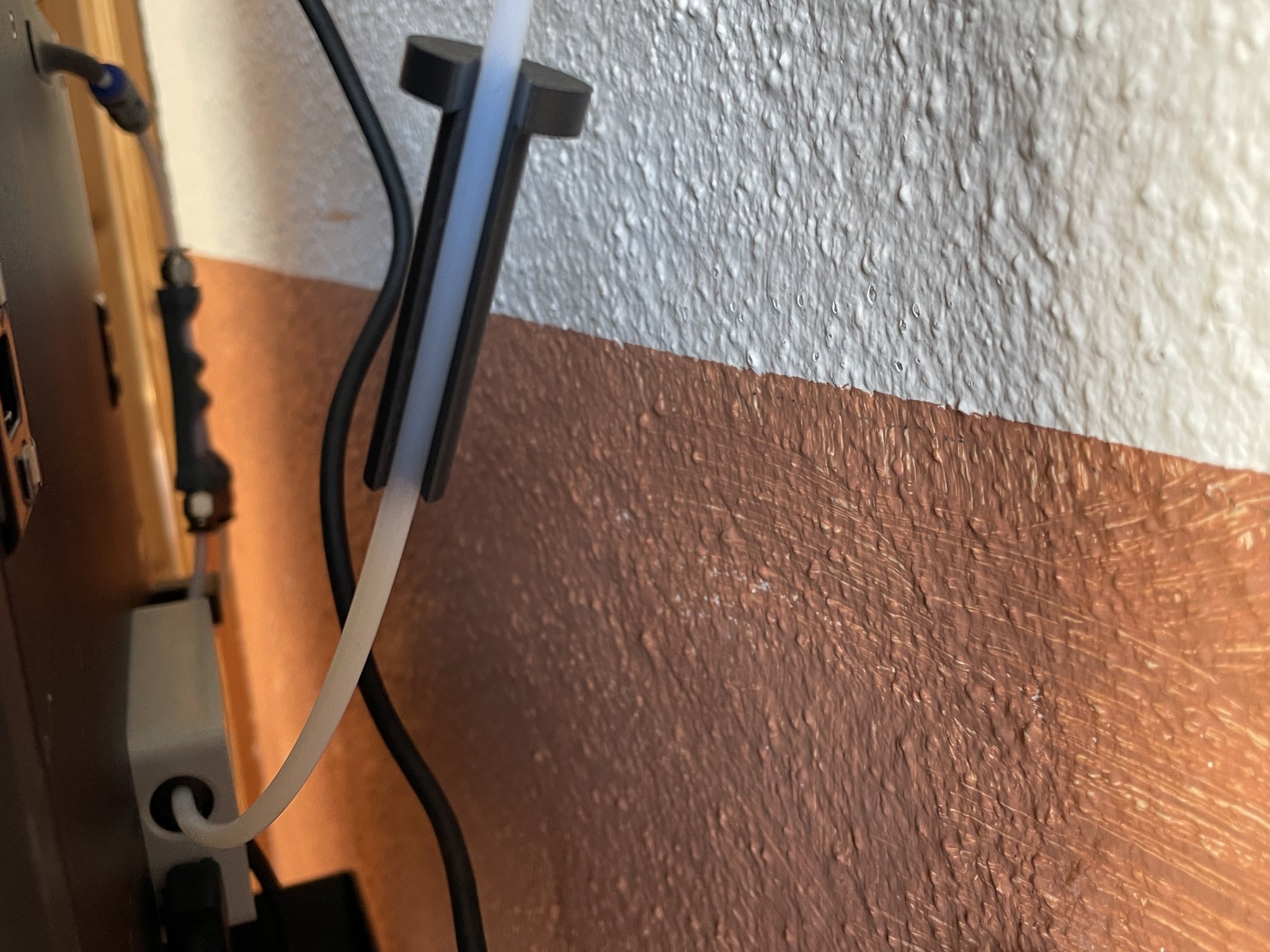 Trợ thủ nhỏ để tháo ống PTFE từ bộ đệm filament AMS