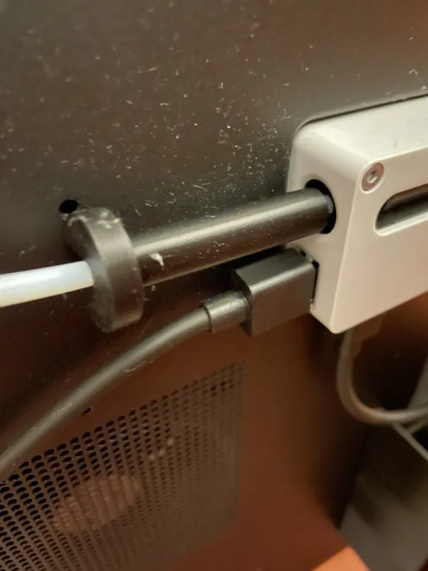 Trợ thủ nhỏ để tháo ống PTFE từ bộ đệm filament AMS