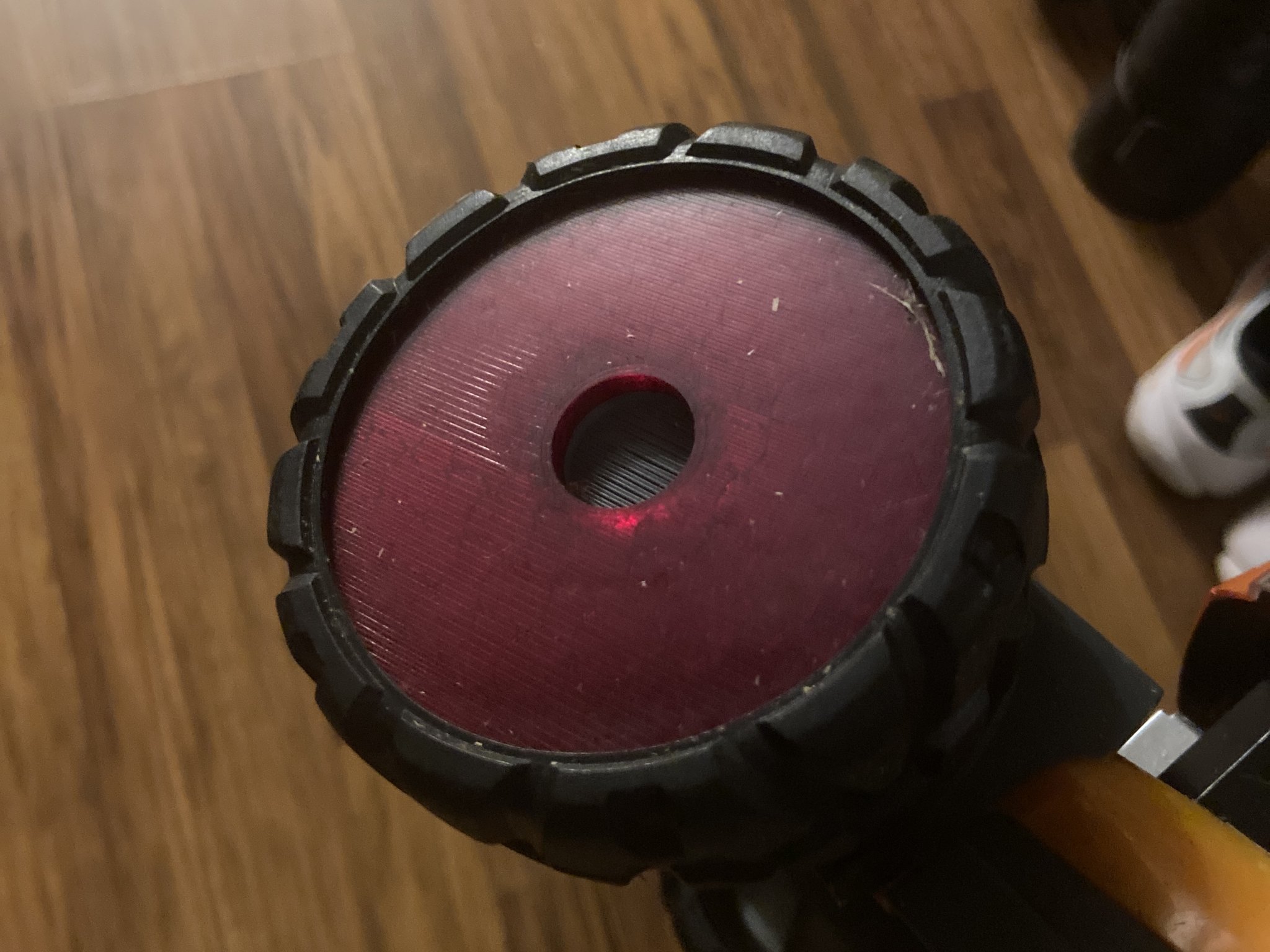 Thay thế bánh xe hỏng cho máy cắt cỏ đồ chơi Husqvarna trẻ em