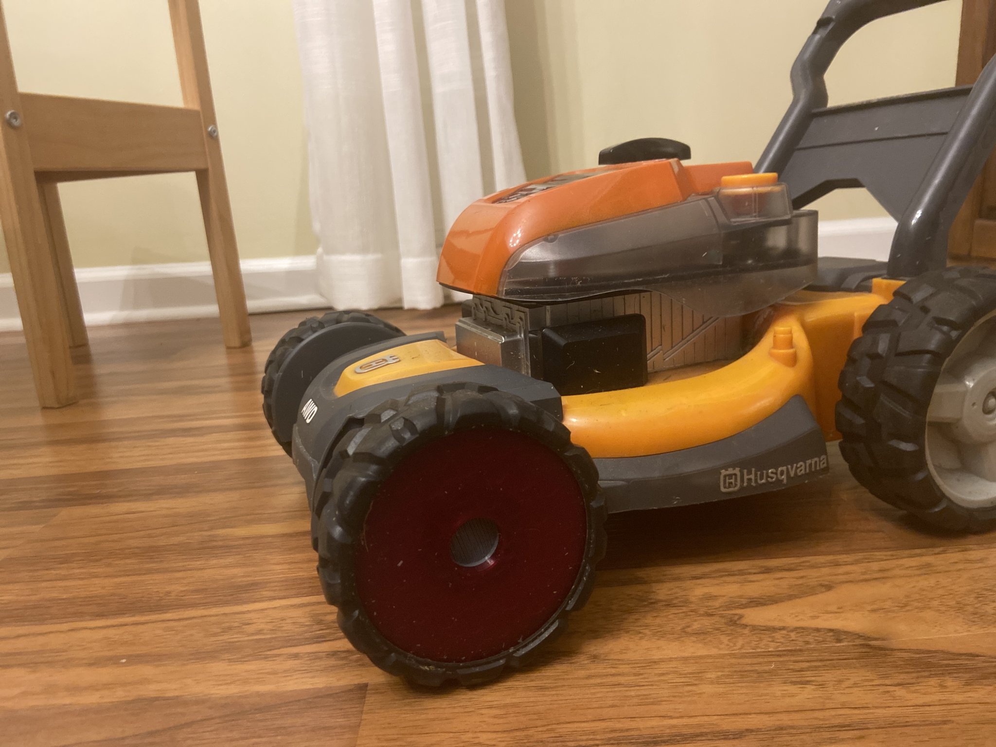 Thay thế bánh xe hỏng cho máy cắt cỏ đồ chơi Husqvarna trẻ em