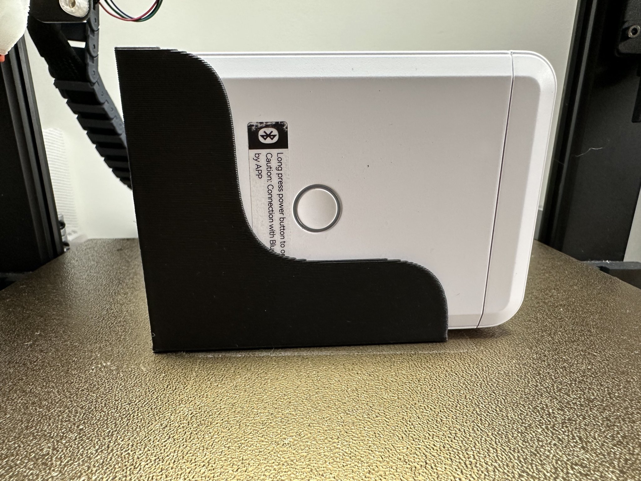 Giá đỡ Niimbot D110 với truy cập dễ dàng các cổng kết nối