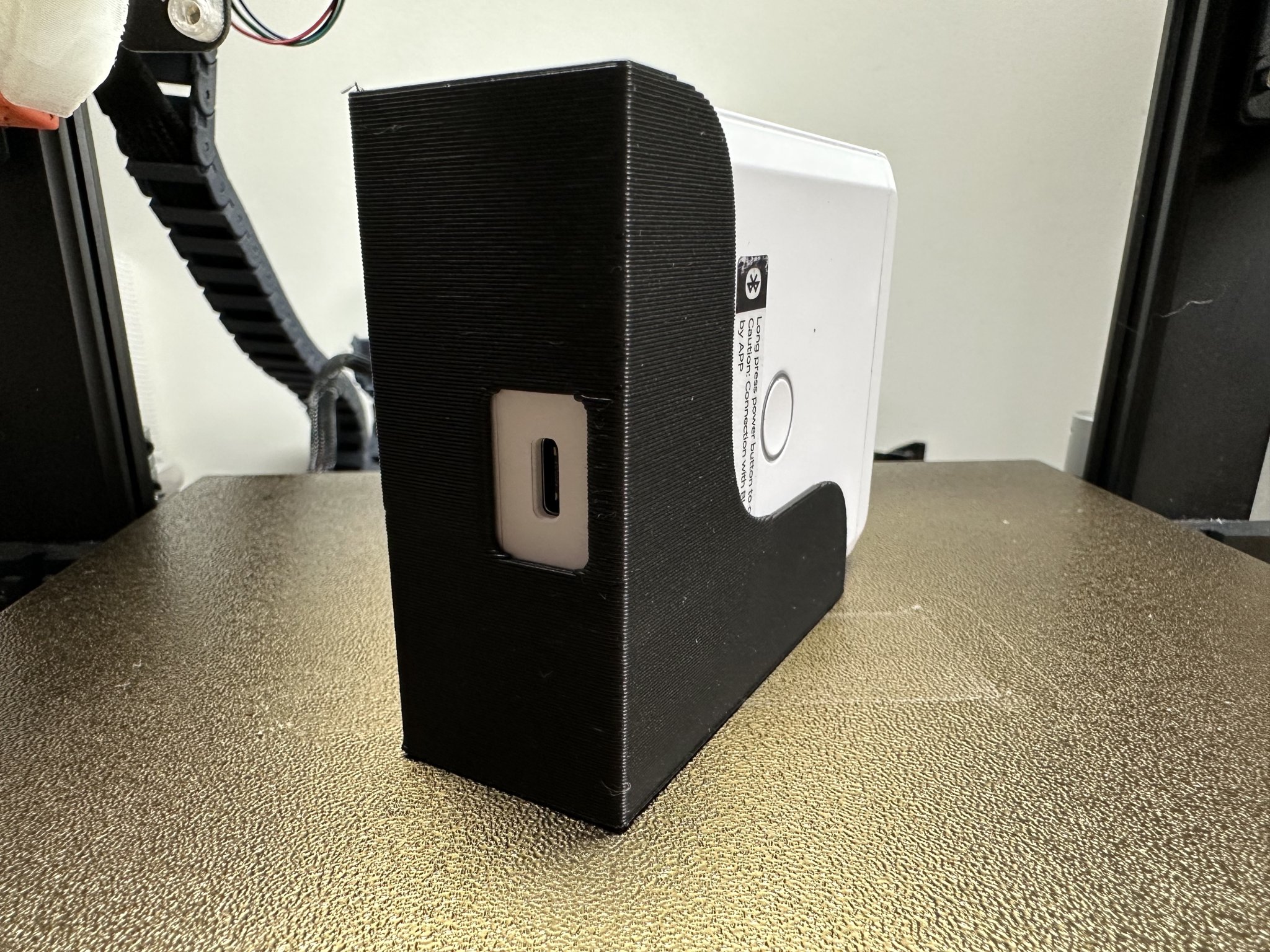 Giá đỡ Niimbot D110 với truy cập dễ dàng các cổng kết nối