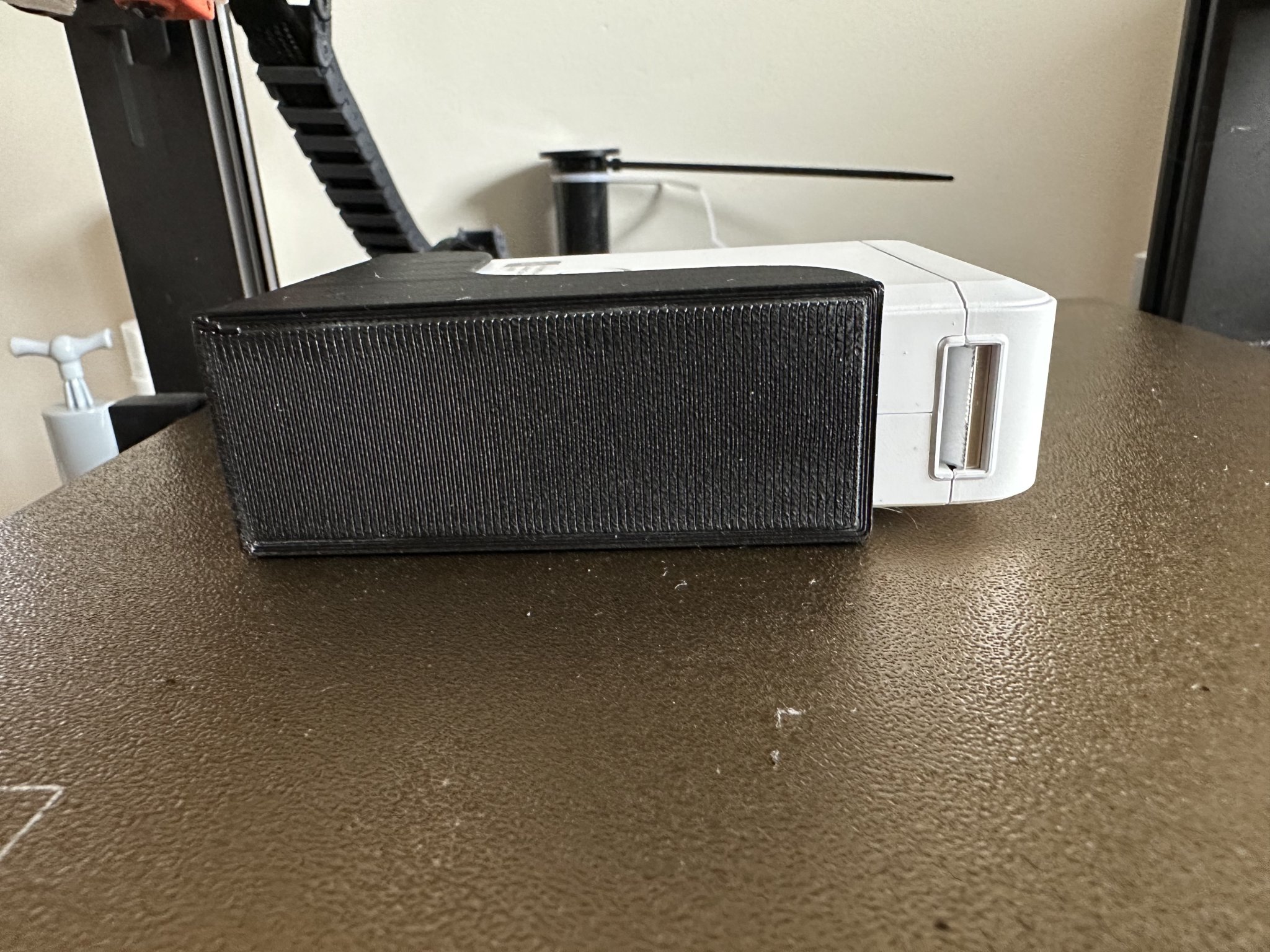 Giá đỡ Niimbot D110 với truy cập dễ dàng các cổng kết nối