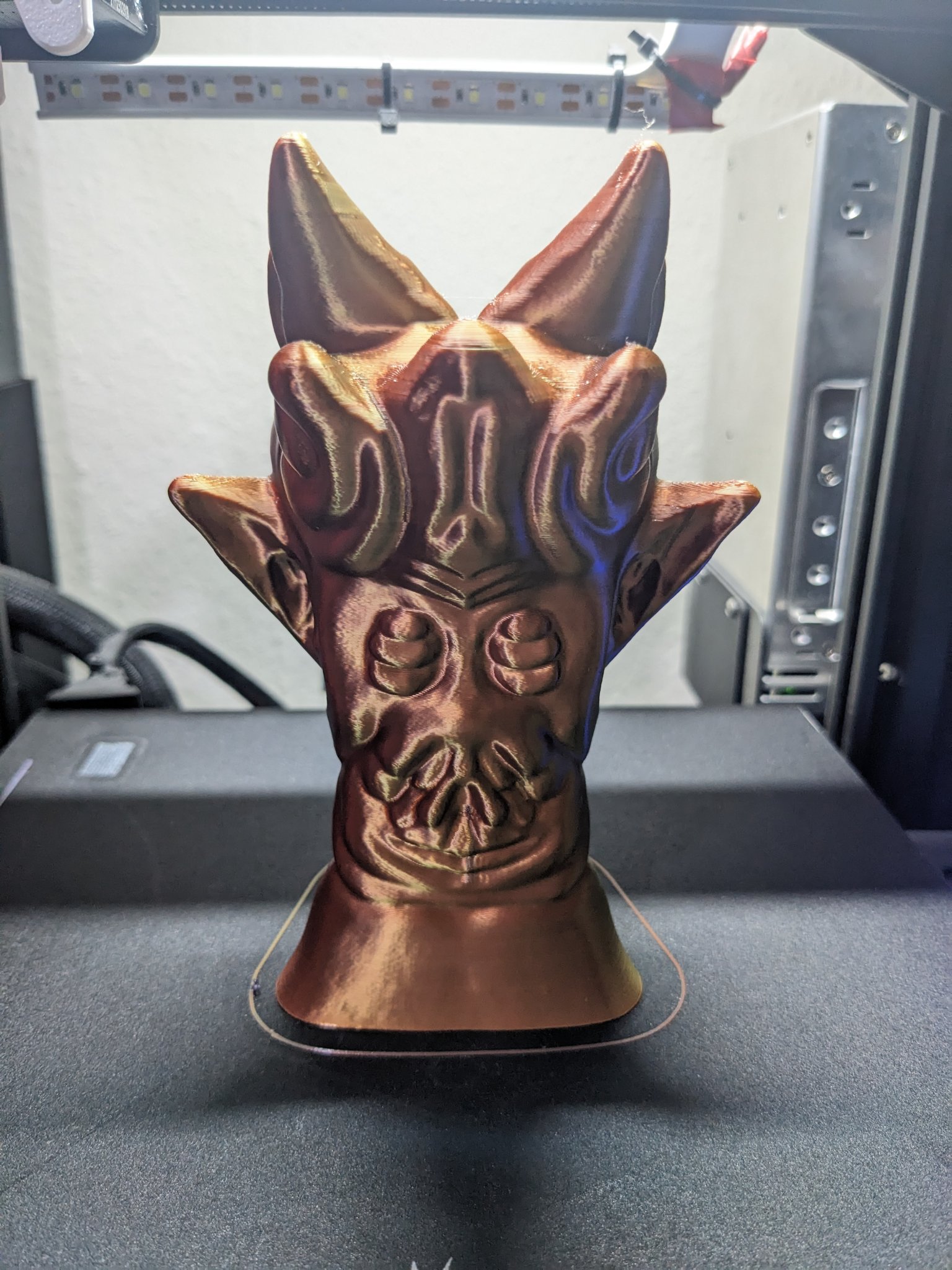 Inferdualis: Hai mặt, một tác phẩm điêu khắc