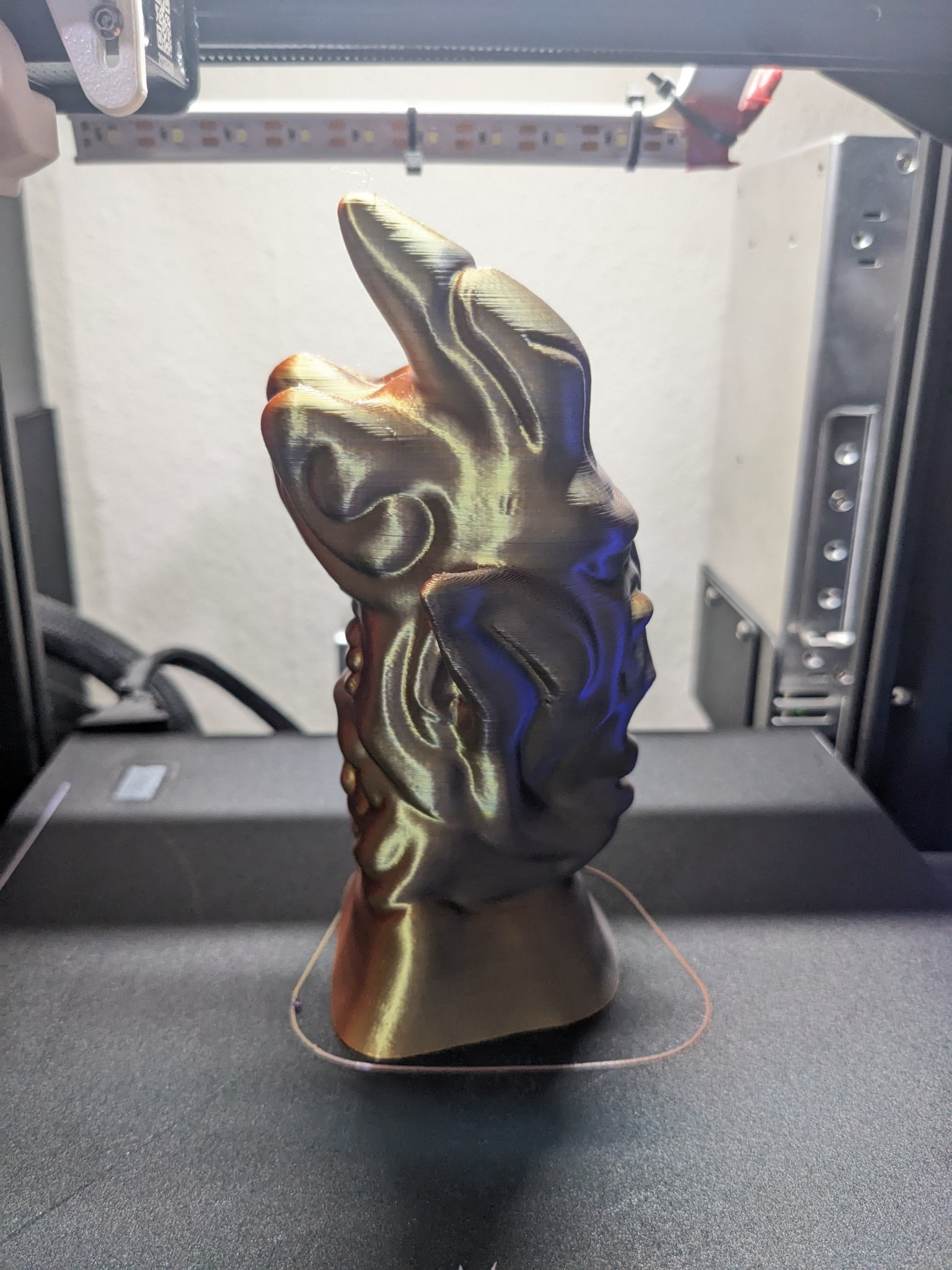 Inferdualis: Hai mặt, một tác phẩm điêu khắc