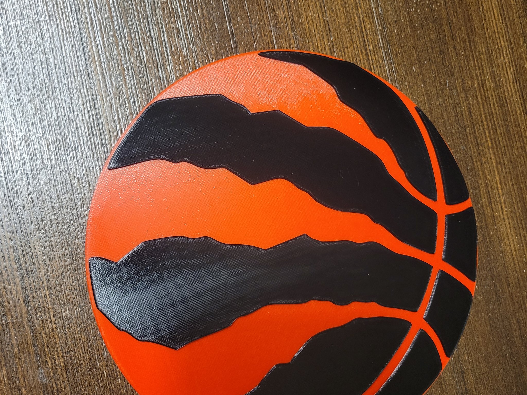 Biểu tượng Raptors với các cạnh tròn và chi tiết bóng nổi bật