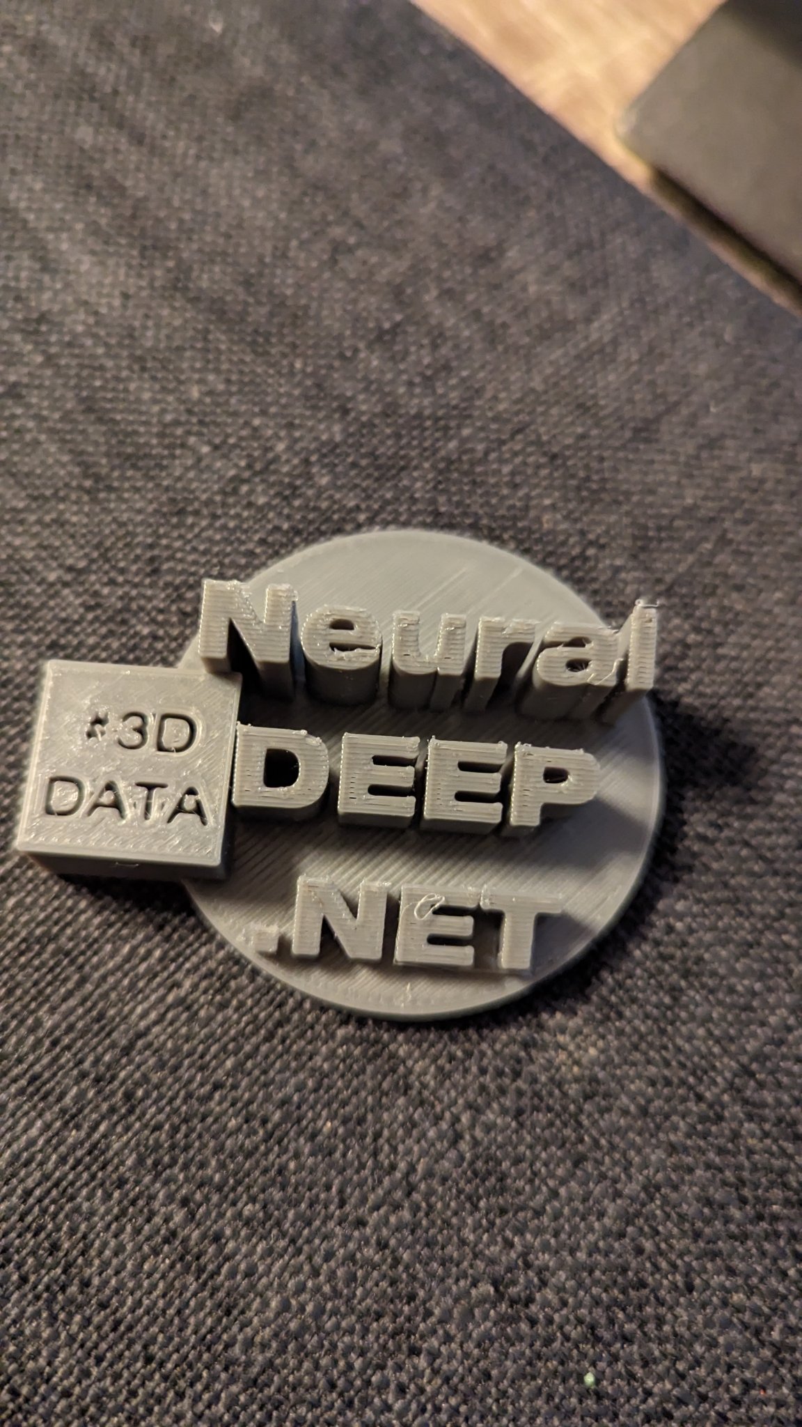 Giá đỡ logo Neuraldeep.net cho quảng cáo và giải trí