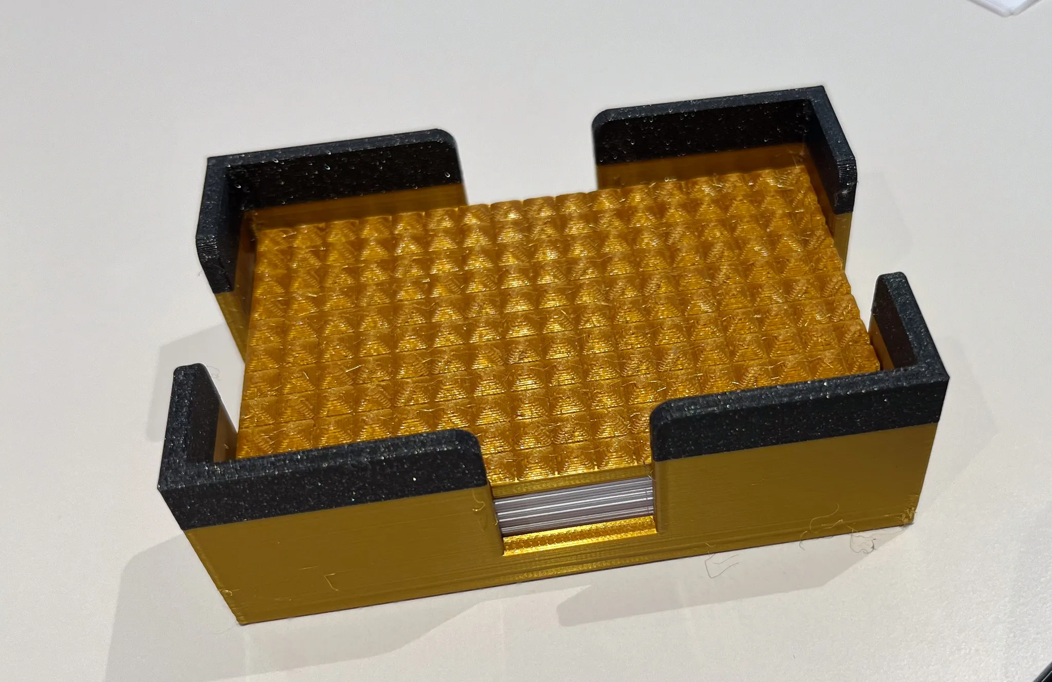 Giá đỡ danh thiếp có nắp bảo vệ cho chuyến đi dài