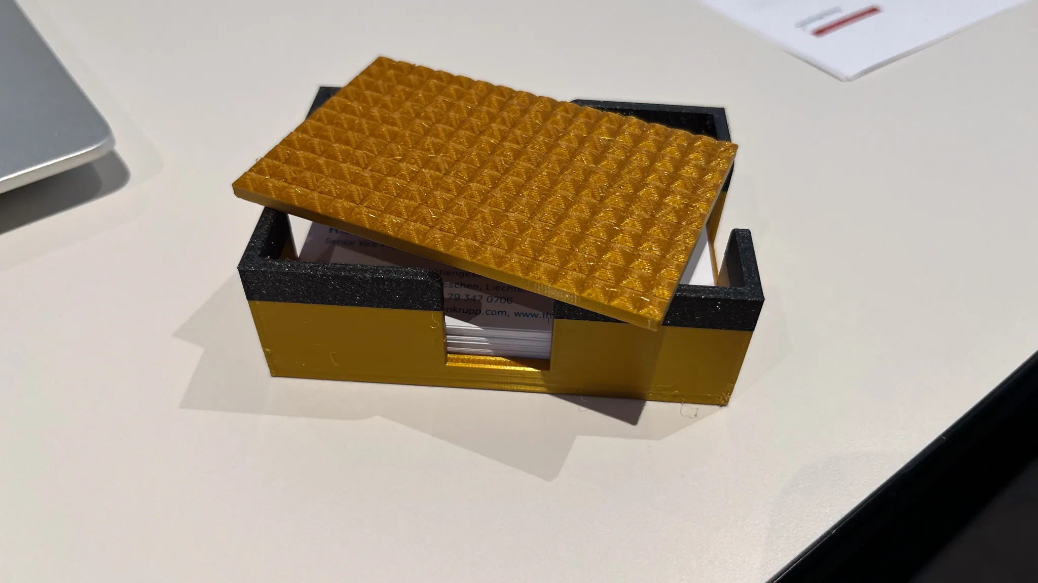 Giá đỡ danh thiếp có nắp bảo vệ cho chuyến đi dài