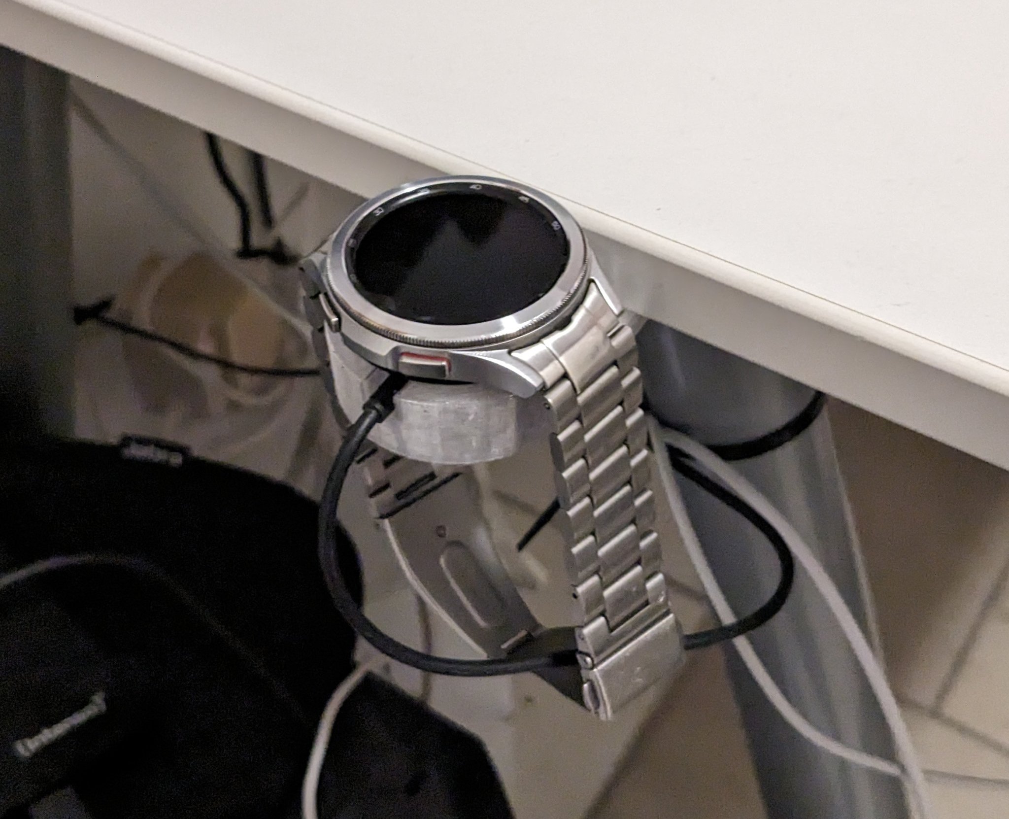 Giá đỡ sạc không dây cho Samsung Galaxy Watch trên bàn