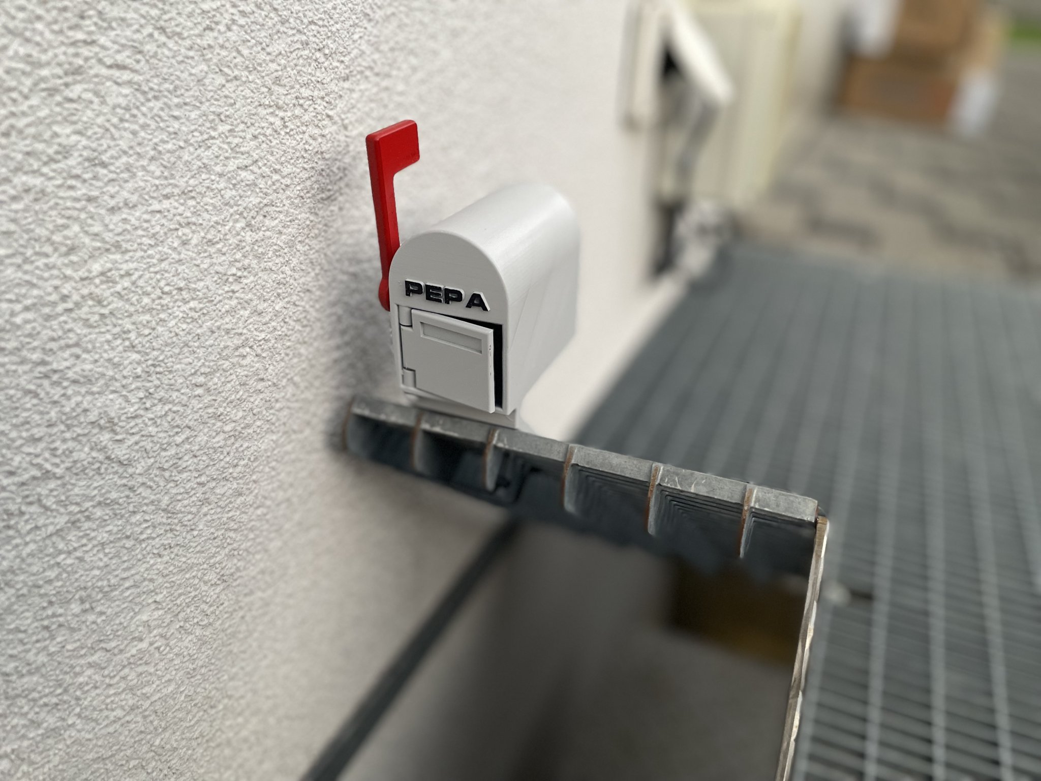 Hòm thư mini kiểu Mỹ vui nhộn với cửa và cờ di động