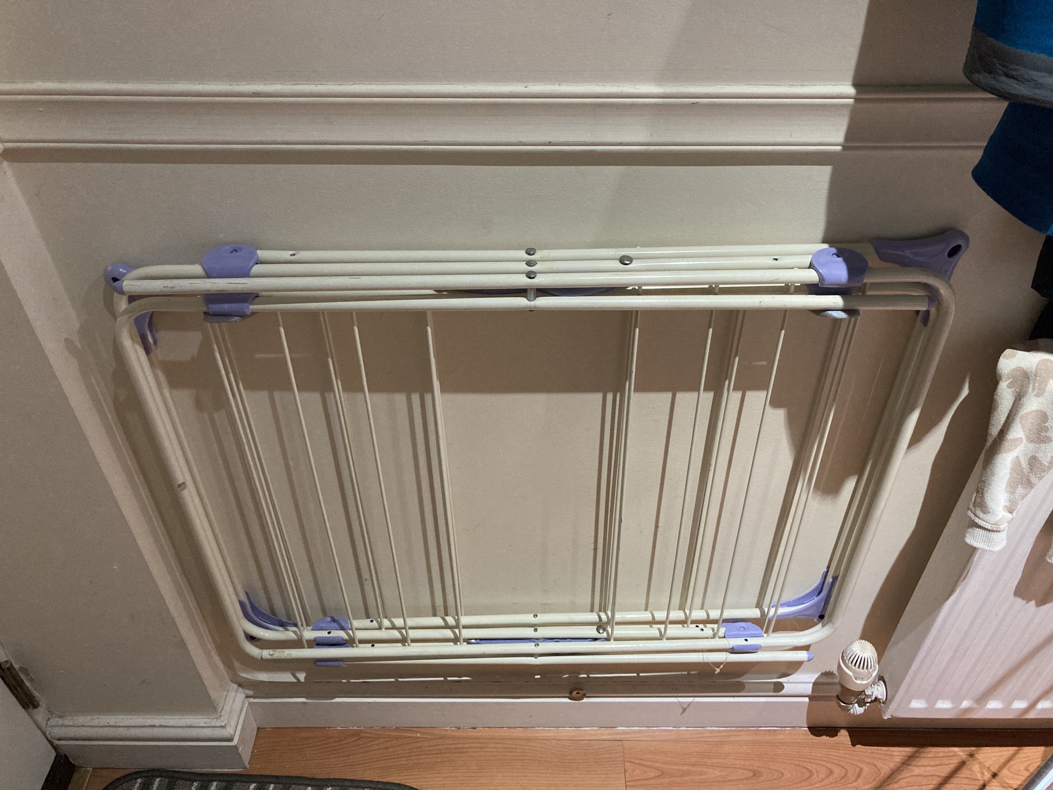 Móc treo quần áo tiện lợi gắn tường