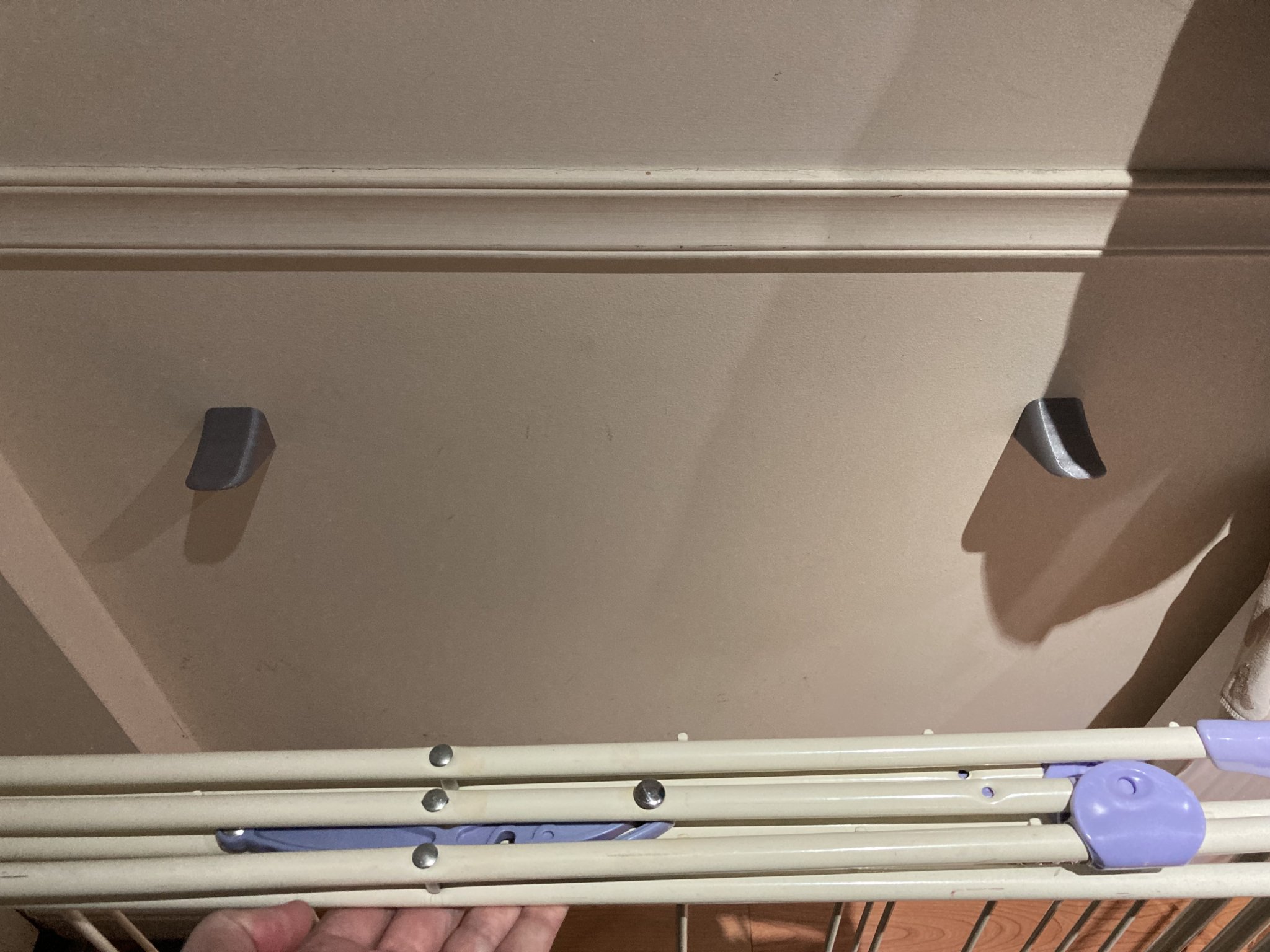 Móc treo quần áo tiện lợi gắn tường