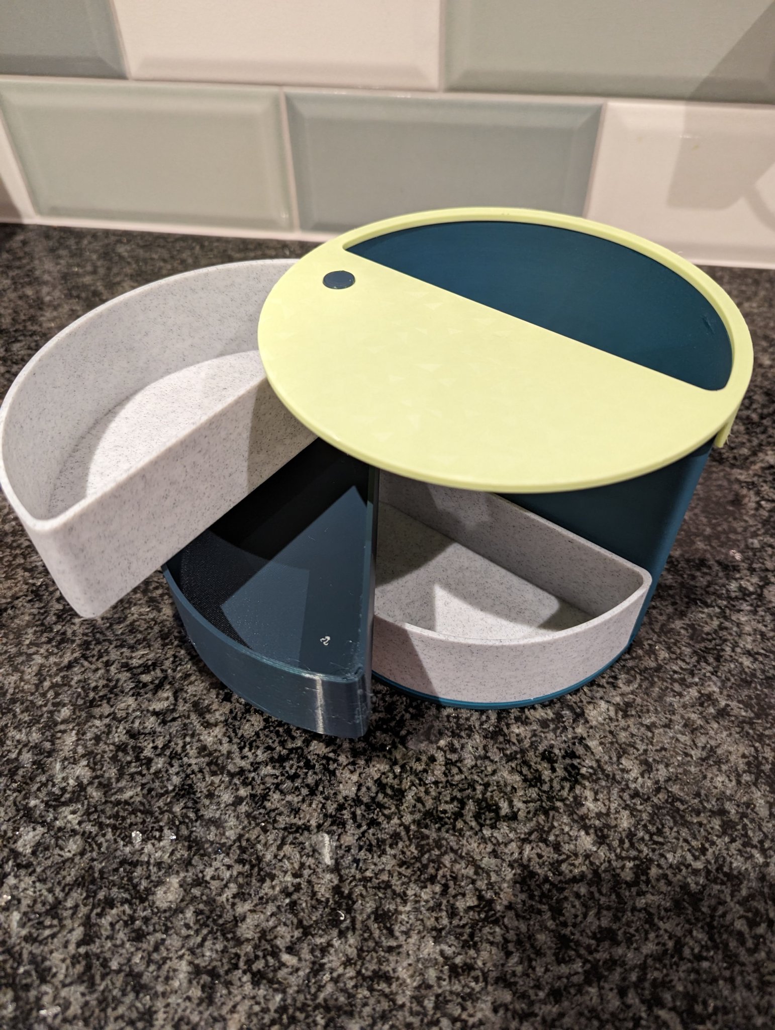 Giá đỡ văn phòng lớn cho bàn làm việc gọn gàng