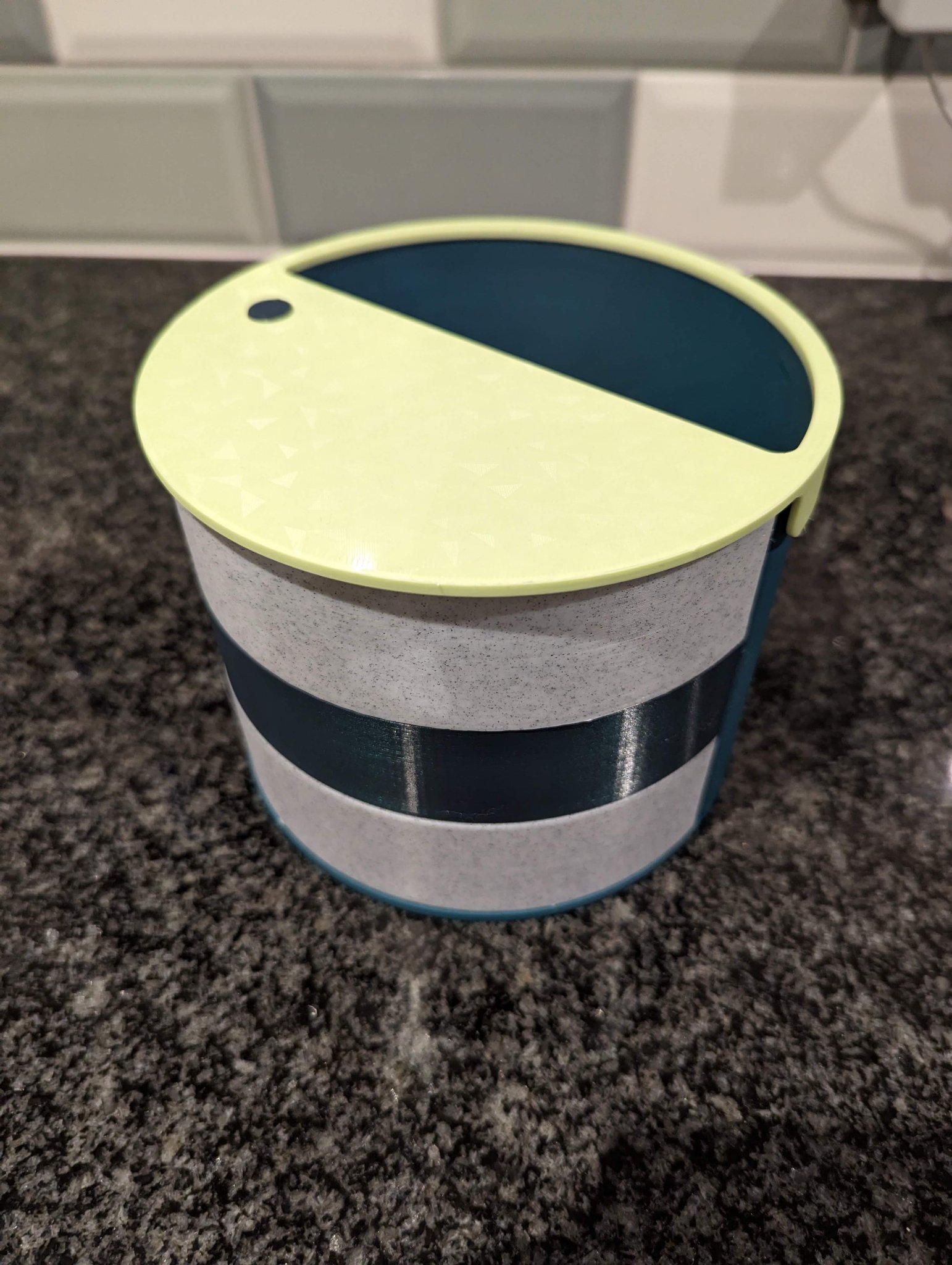 Giá đỡ văn phòng lớn cho bàn làm việc gọn gàng