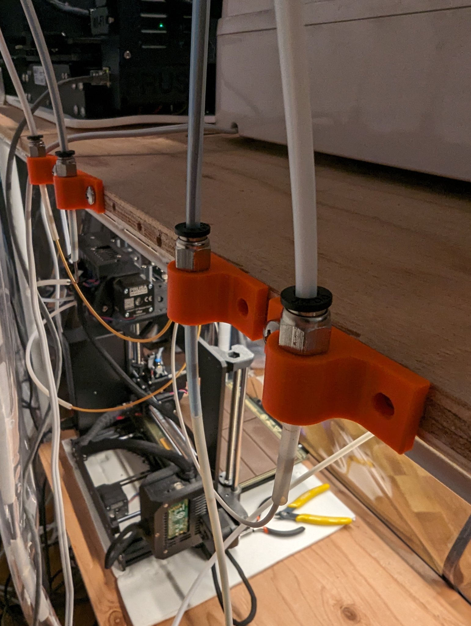 Giá đỡ PC4-M10 cho ống PTFE trên kệ gỗ