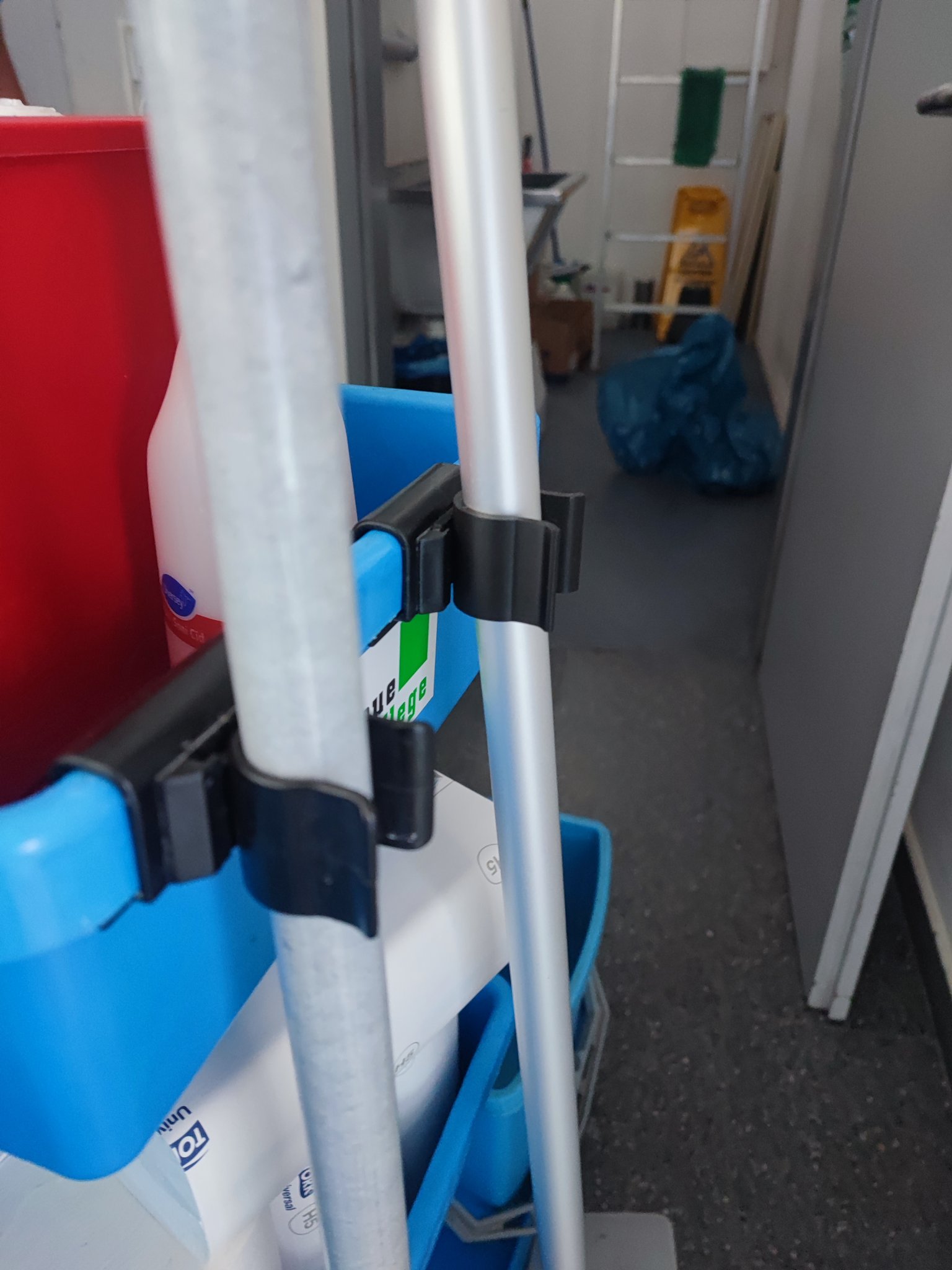 Giá đỡ chổi treo tường M5 chắc chắn và tiện lợi