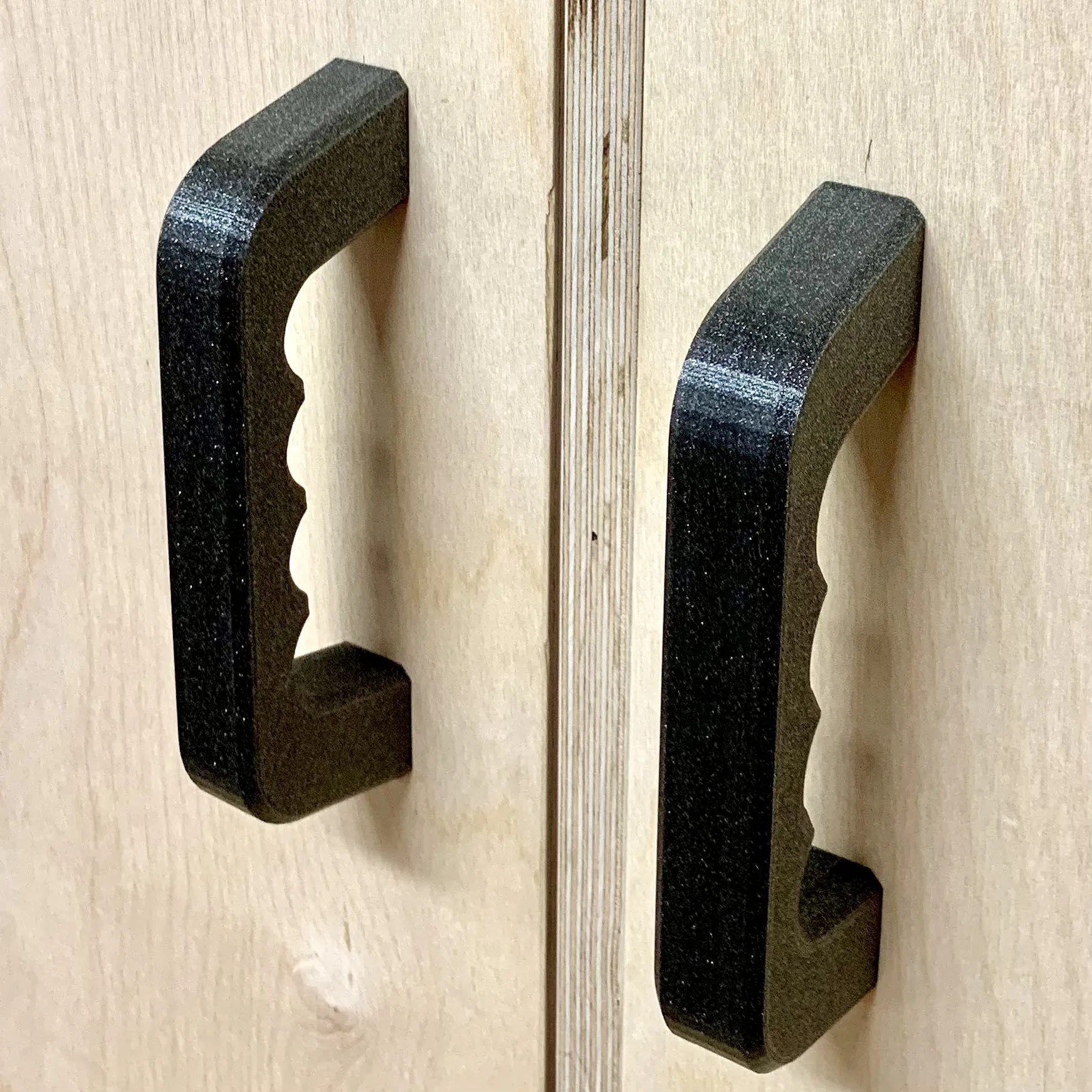 Tay cầm với rãnh cho ốc vít ở phía sau