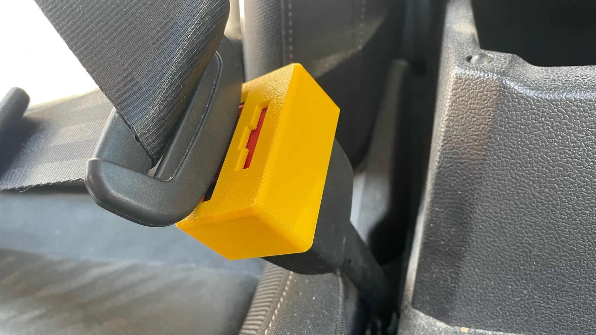 Khóa an toàn cho dây an toàn trẻ em trong ô tô