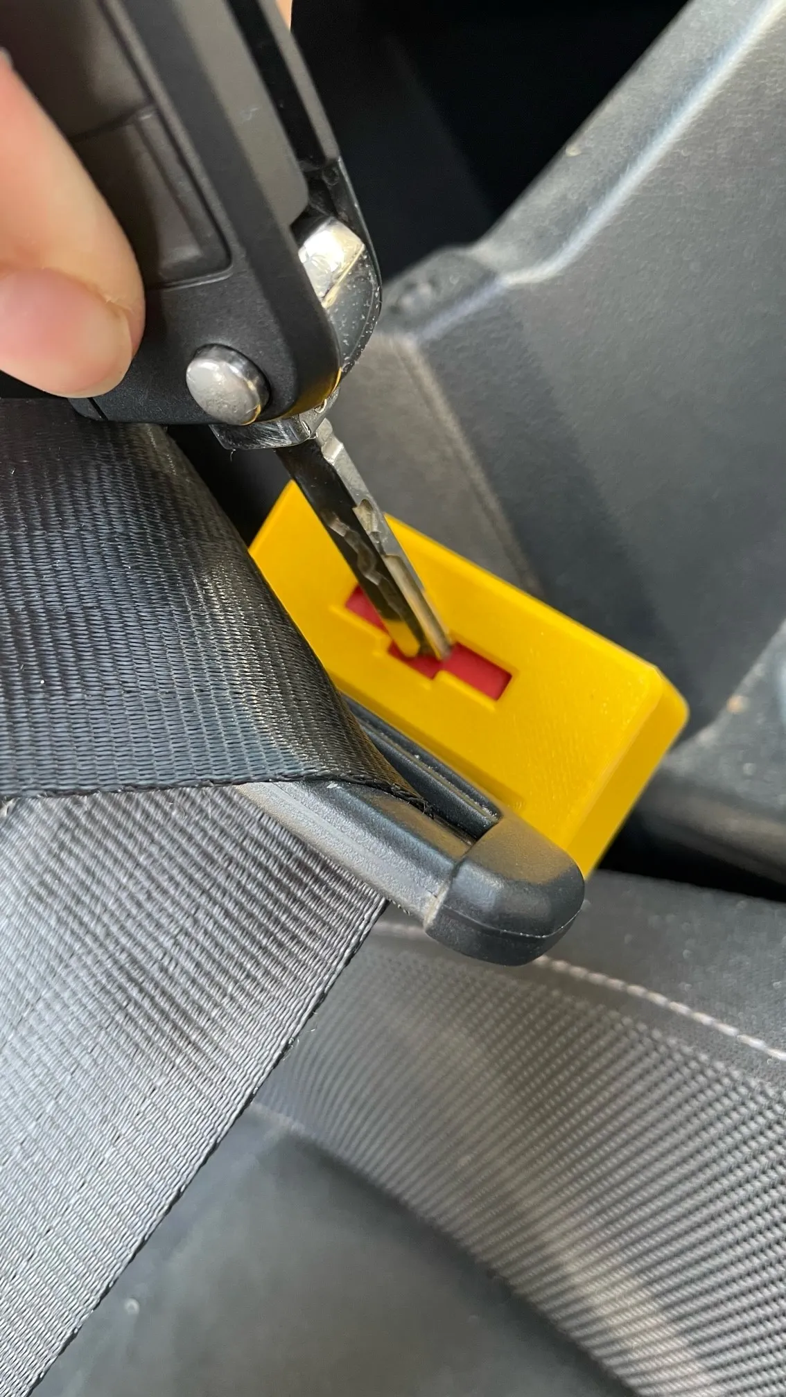 Khóa an toàn cho dây an toàn trẻ em trong ô tô