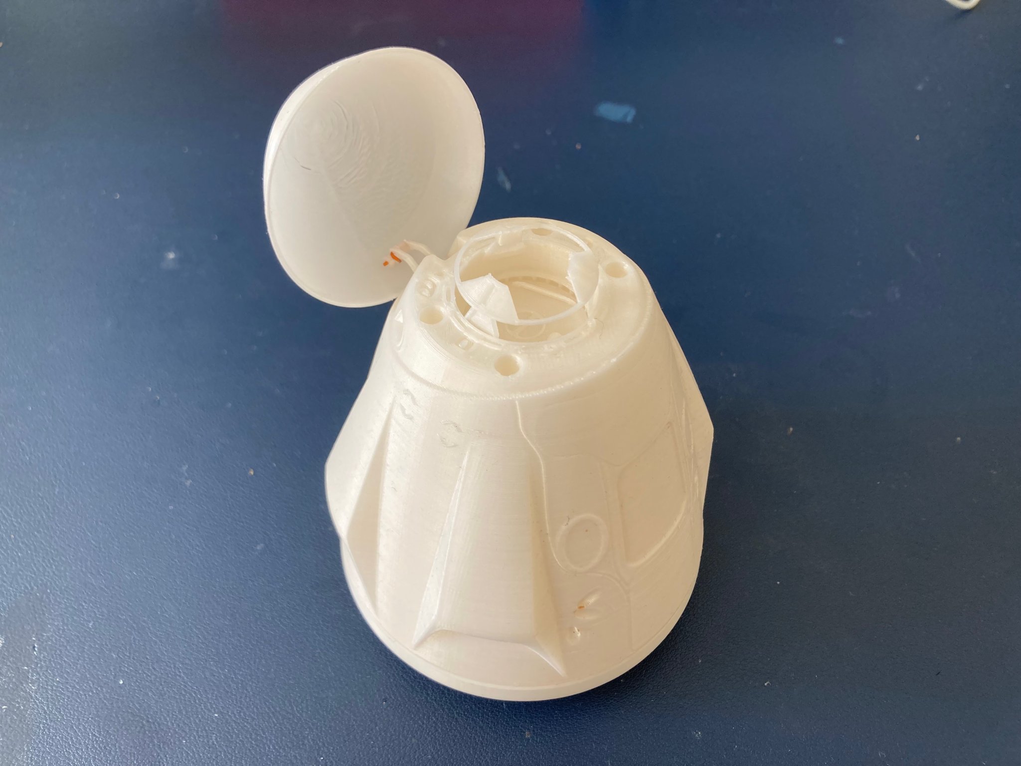 Capsule Crew Dragon của Spacex với thiết kế mở nắp