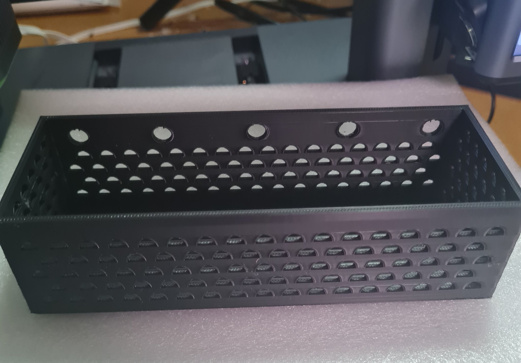 Giỏ treo dài có lỗ gắn móc