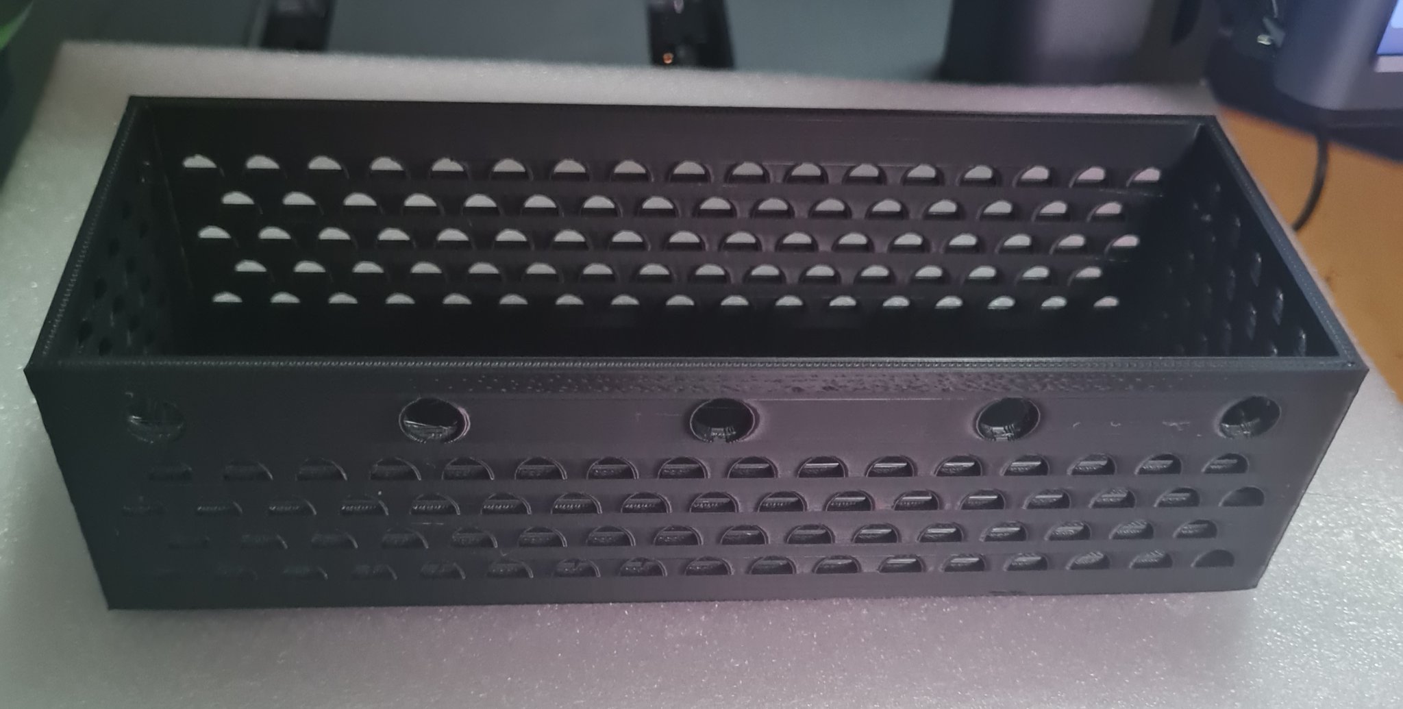 Giỏ treo dài có lỗ gắn móc