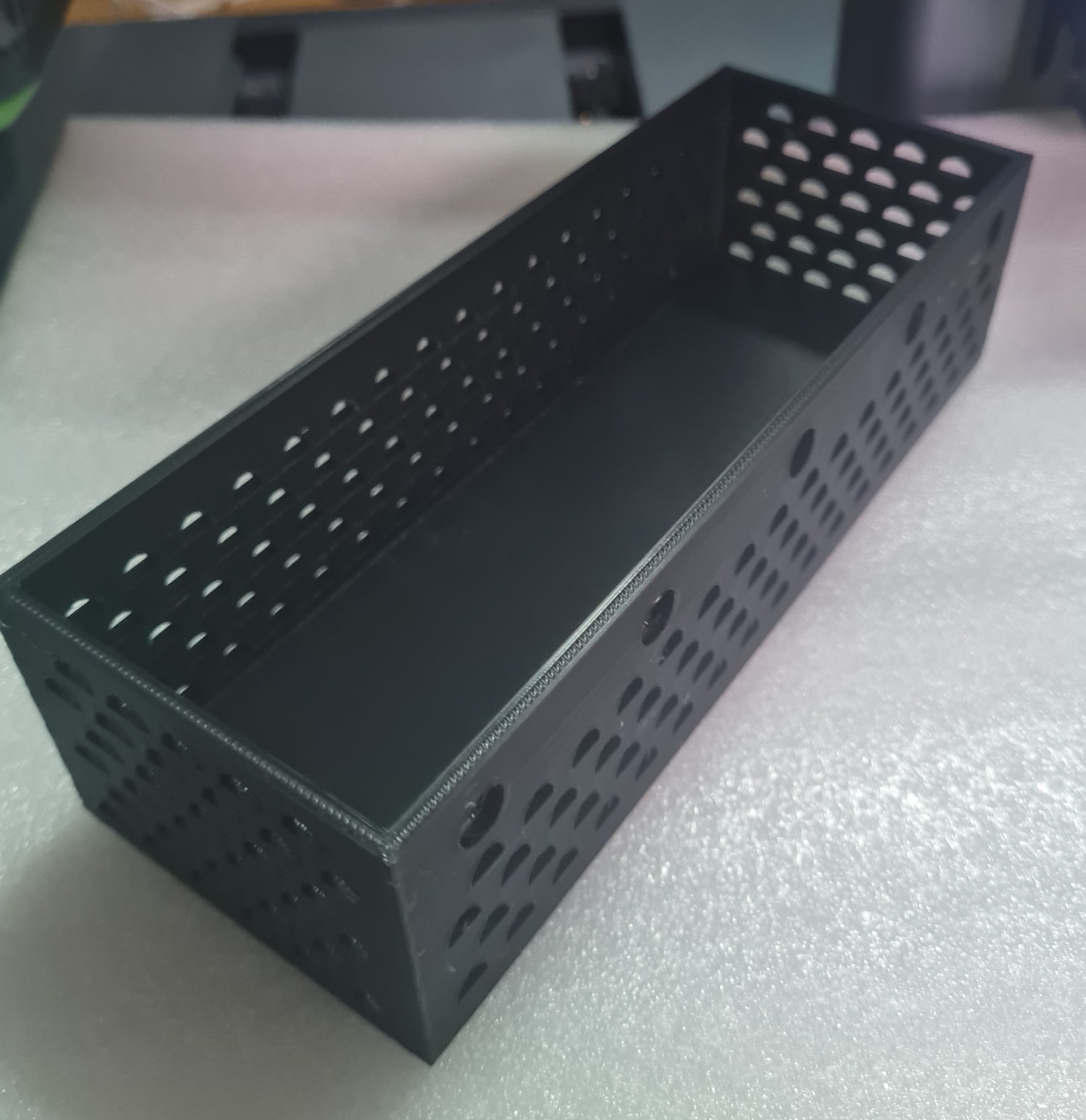 Giỏ treo dài có lỗ gắn móc