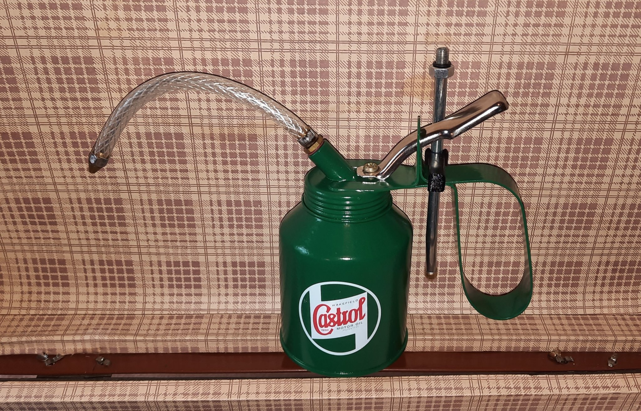 Bình dầu Castrol với ống và dây dẫn retro