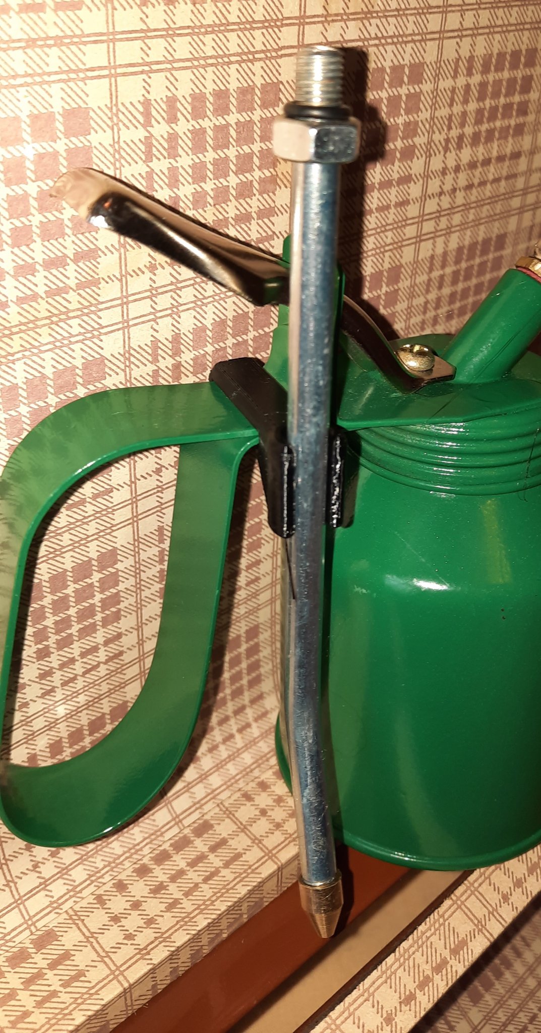 Bình dầu Castrol với ống và dây dẫn retro