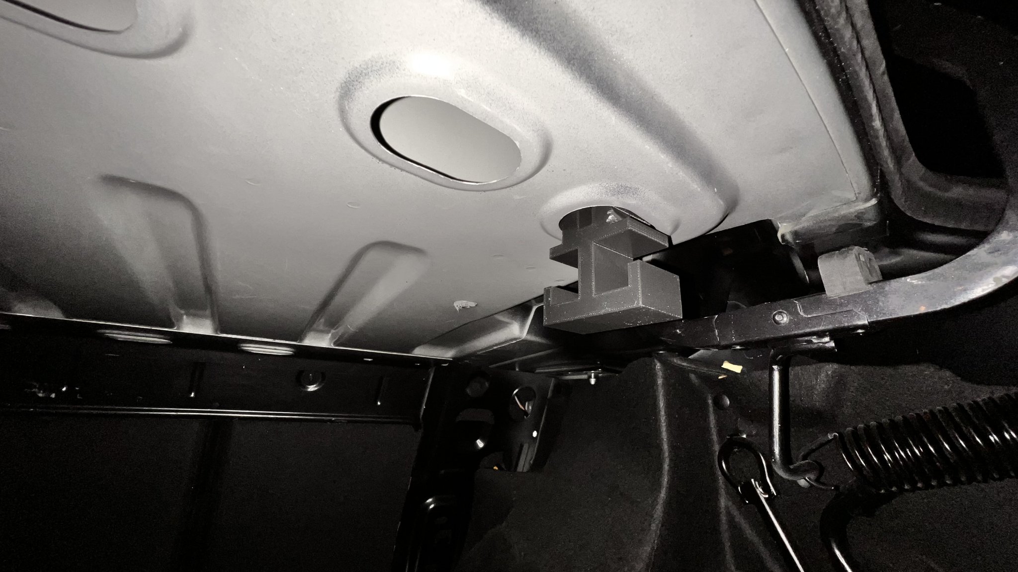 Móc treo túi trong cốp xe Dacia Logan II