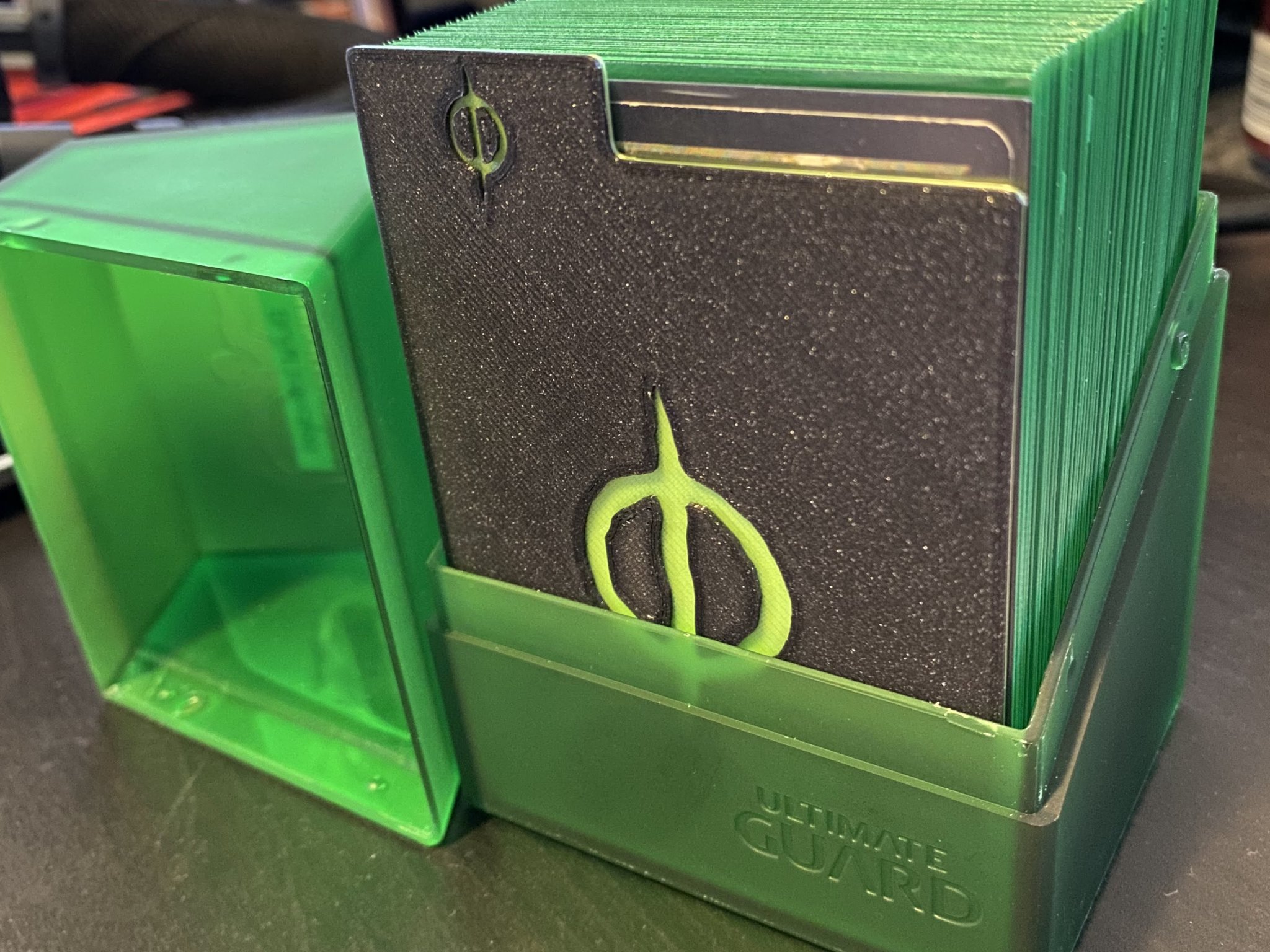 Phân chia thẻ bài MTG với biểu tượng mana Phyrexian