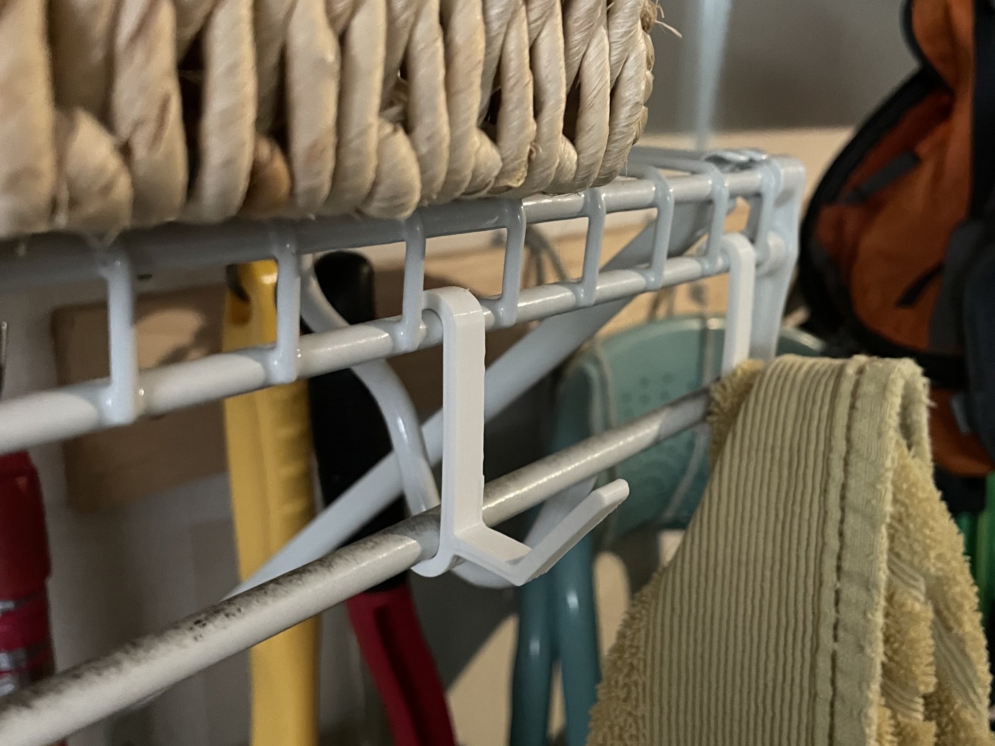 Móc treo cho kệ dây với thiết kế cơ bản