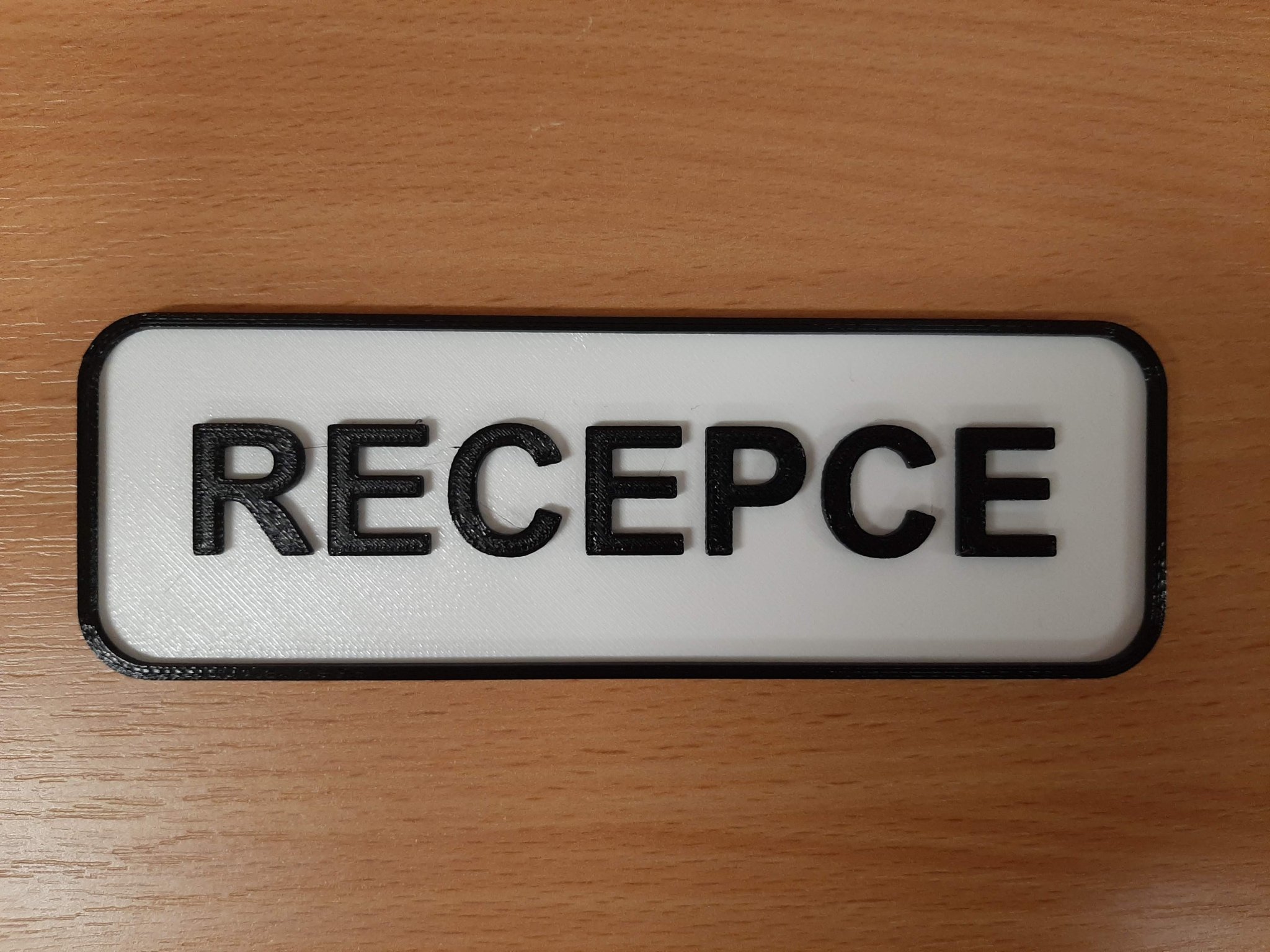 Biển chỉ dẫn lễ tân treo trên cửa