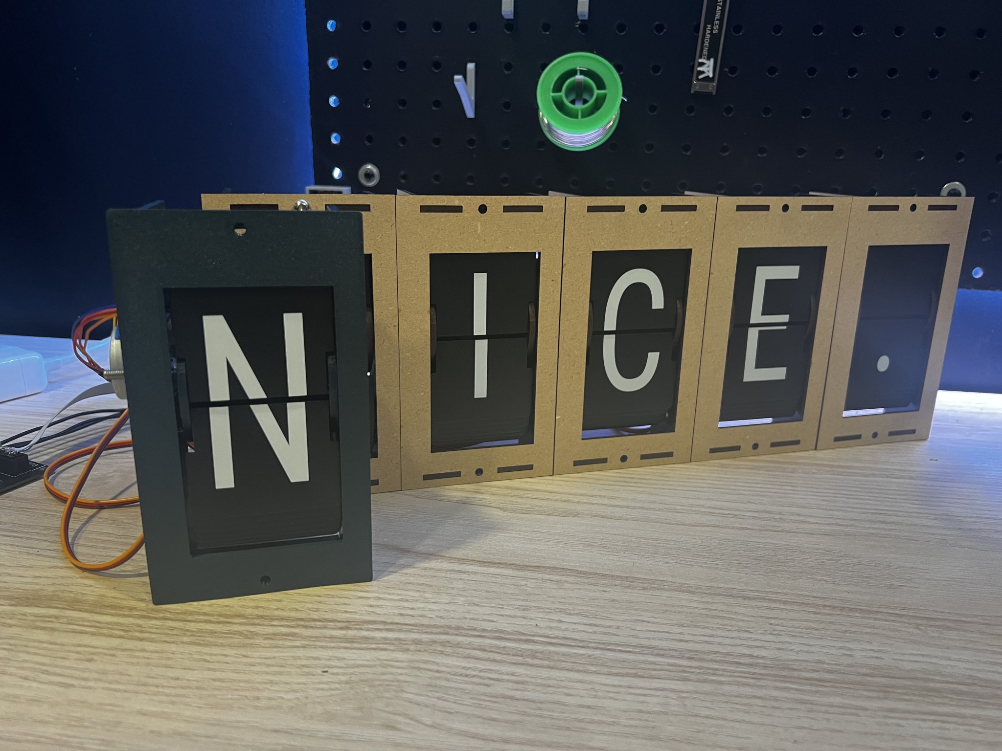 Vỏ mô-đun hiển thị Split-Flap thân thiện với máy in