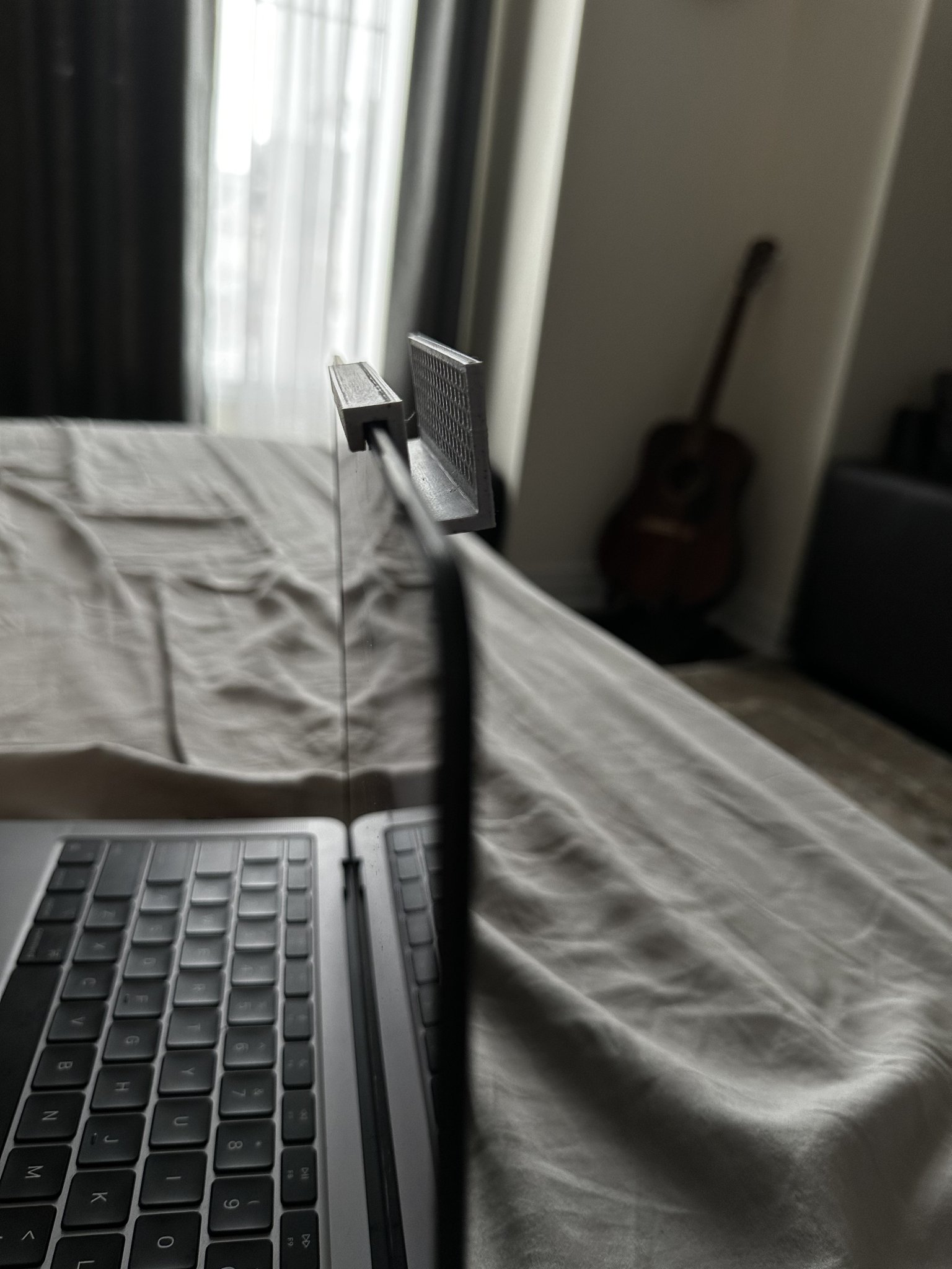 Giá đỡ iPhone cho MacBook M1 với ốp bảo vệ