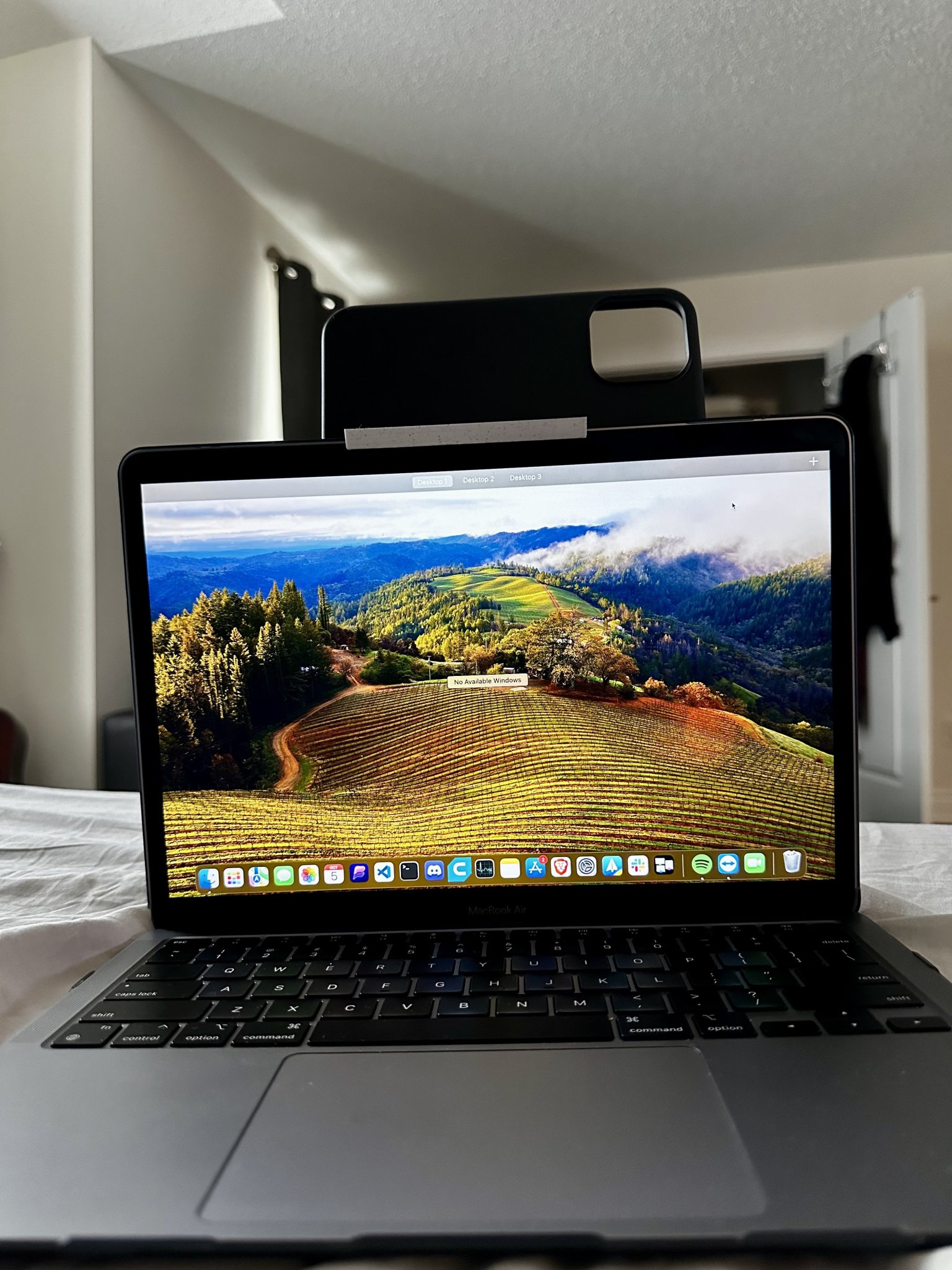 Giá đỡ iPhone cho MacBook M1 với ốp bảo vệ