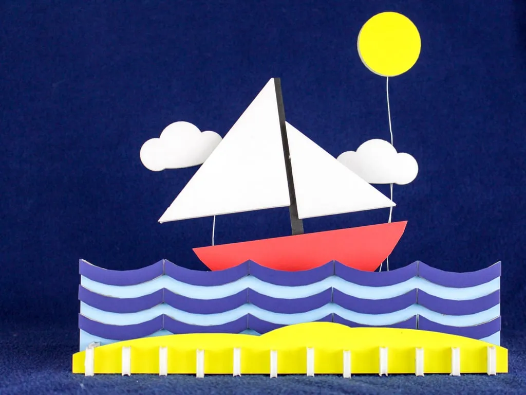 Cảnh biển nhiều màu sắc với thuyền buồm và sóng biển