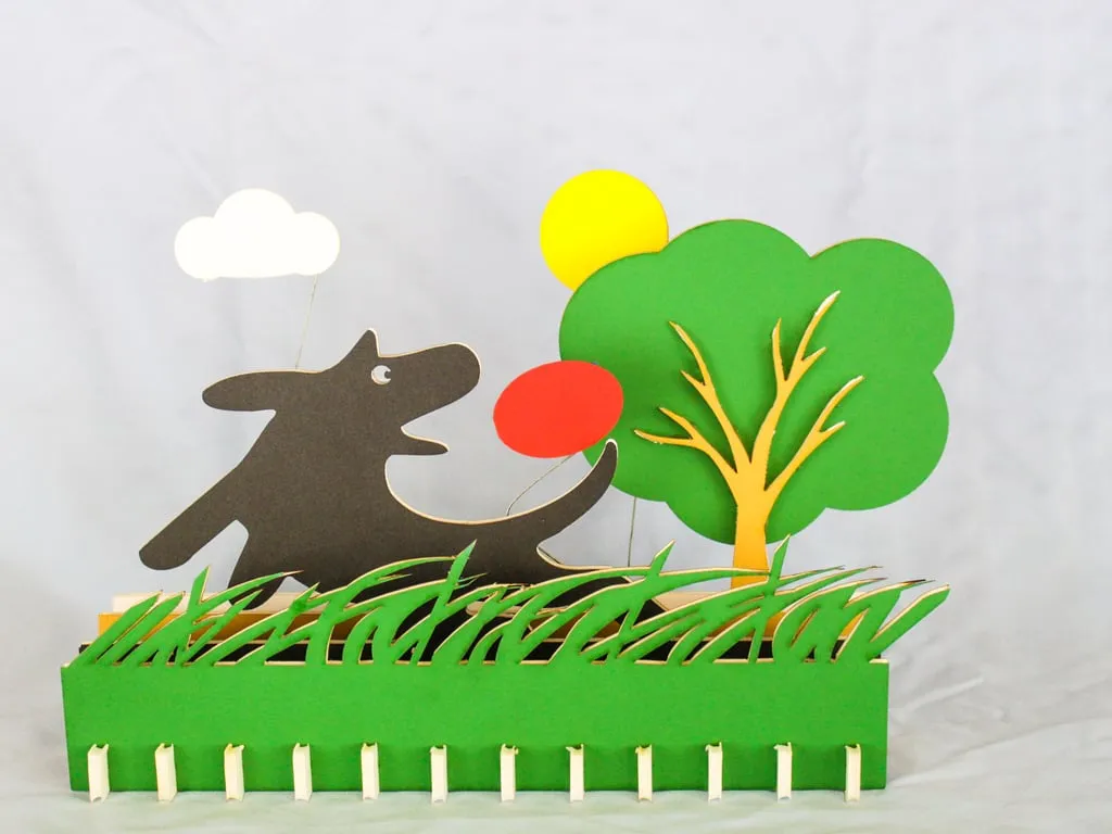 Cảnh chơi đùa tại công viên chó với thiết kế laser cắt