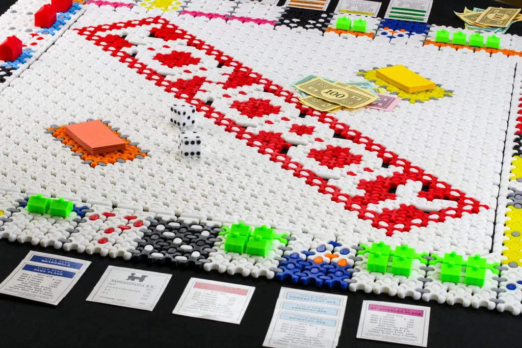 Bàn chơi Monopoly khổng lồ với FlexMesh xoay 45°
