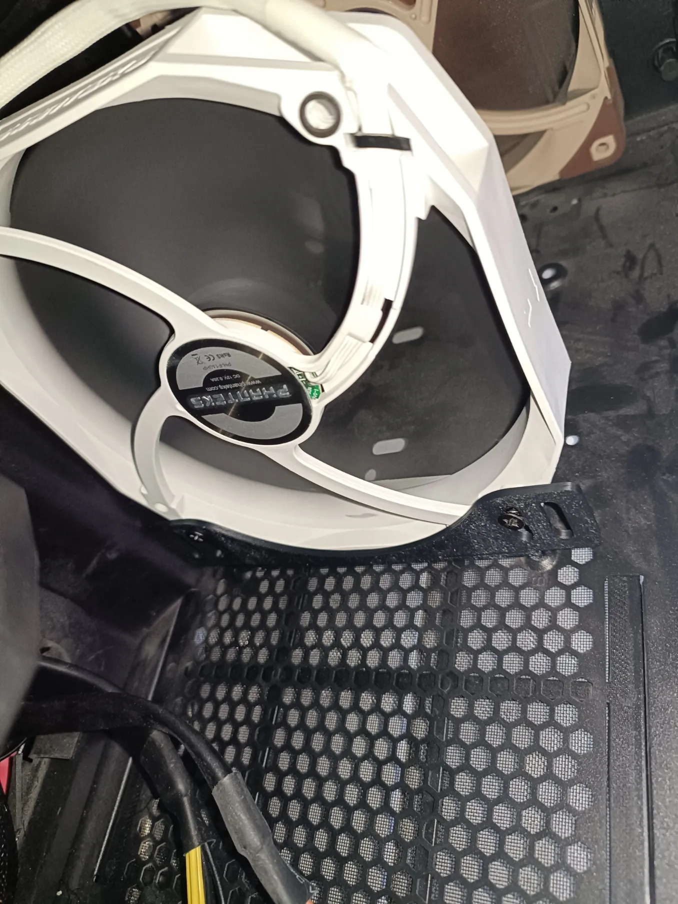 Giá đỡ quạt thẳng đứng cho vỏ máy tính hướng đến GPU