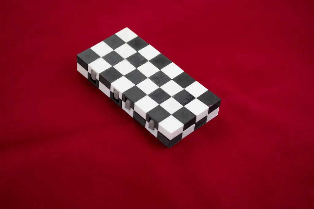 Bàn cờ vua gập gọn dễ lắp ráp cho trò chơi thú vị