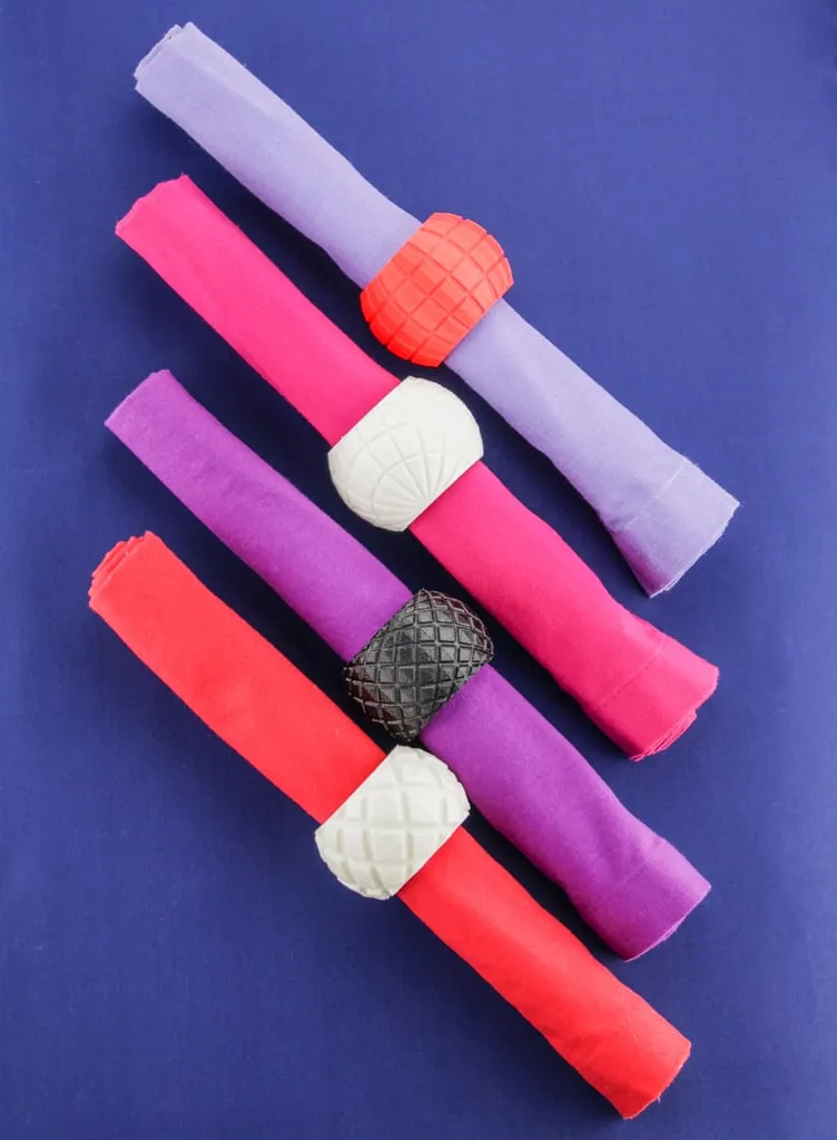 Mẫu thiết kế vòng khăn ăn khắc họa độc đáo